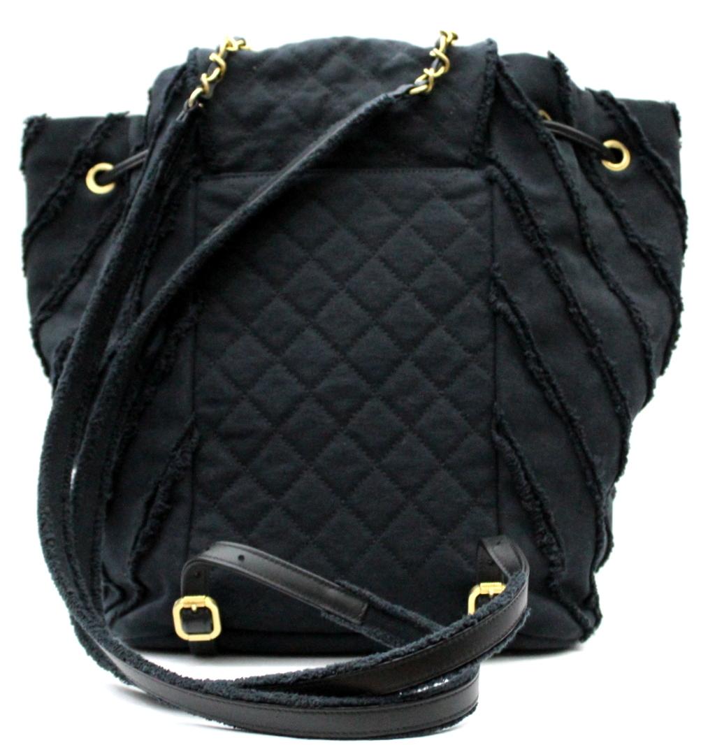 Choose a sporty-chic style with this urban spirit shoulder bag in black Chanel fabric!
This versatile bag features an elegant design, a flap closure, a large CC logo and gold hardware.
Equipped with two straps in fabric, chain and leather that will
