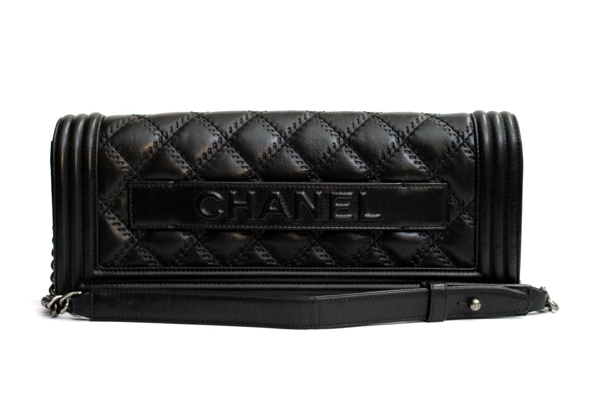 Chanel Boy Long in black quilted leather and silver hardware.
It has a chain handle that will allow you to wear it comfortably on your shoulder.
Internally discreetly capacious, perfect for your essential objects, with pockets.
This Chanel is in