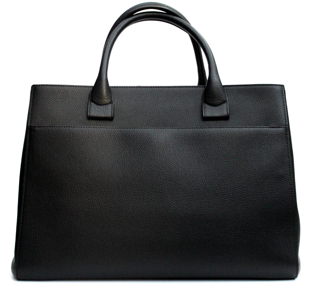 This elegant and refined Neo Executive shoulder bag in black Caviar Chanel is made for the elegance of every day. This beautiful leather tote has an elegant design with two handles and a removable shoulder strap. The bag has an elegant front pocket