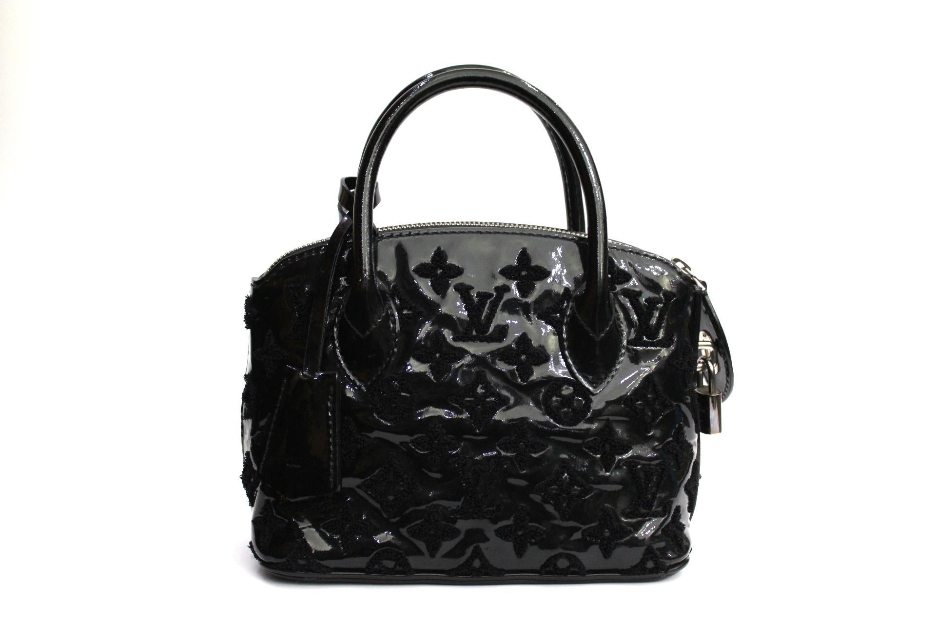 Pretty Louis Vuitton handbag Lockit BB model, LIMITED EDITION!
In patent leather and monogram in jacard canvas, silver hardware.
The class and elegance of this jewel make it a perfect bag for important evenings.
This Vuitton is in excellent
