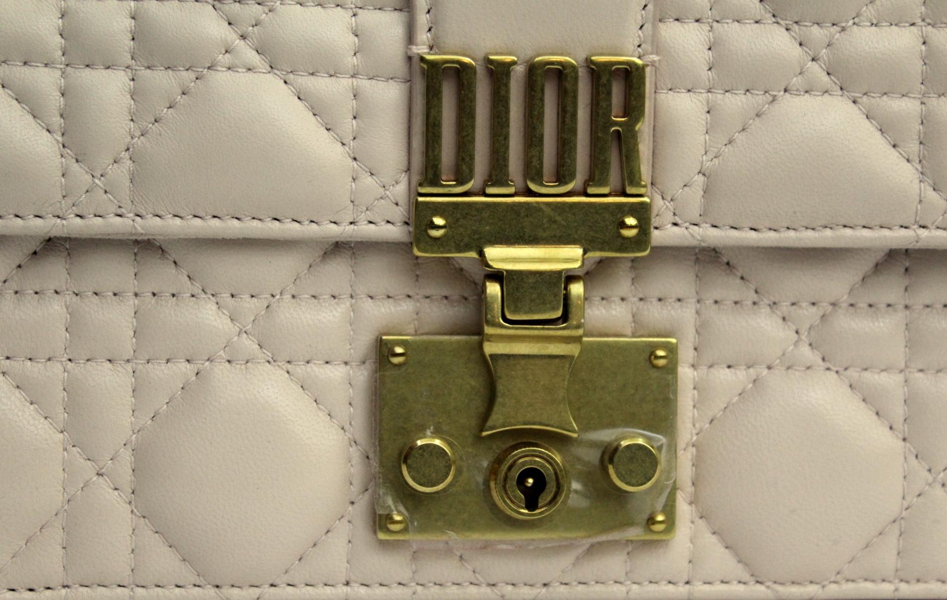 Superb Dior line Addict in quilted lambskin in a very delicate shade of pink.
Enriched by a particular golden closure, and equipped with an adjustable chain handle also gilded.
Perfect both for the day and for the evening.
VERY GOOD CONDITION!