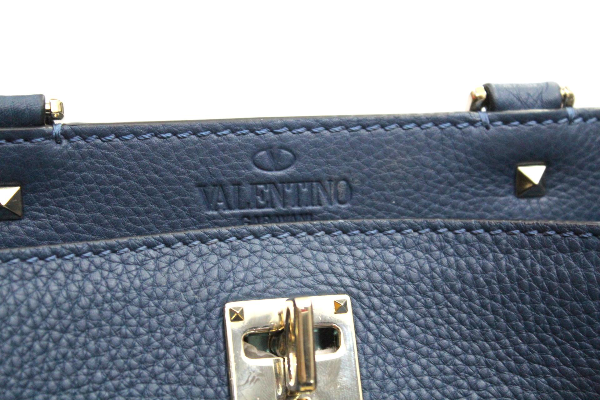 Joy Lock model Valentino handbag in blue grained leather with gold hardware.

The bag is equipped with both a handle to be worn by hand or an adjustable shoulder strap that will allow you to wear it comfortably on your shoulder.

Hook closure, with