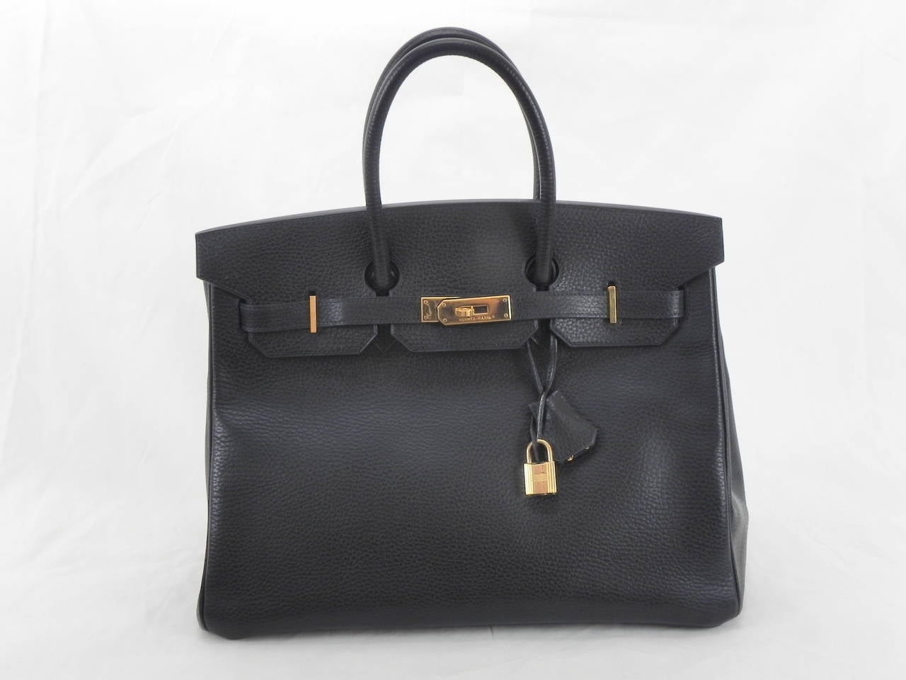 Hermes Black Ardennes 35 cm Birkin Bag with Gold Hardware ,
Circa :2003 .G Square Year .
Dimensions :13 3/4 L x 7 w x 10 H .

Very Good Condition .Comes with Hermes Dust bag .

No scruff marks and Generally in excellent condition with minimal