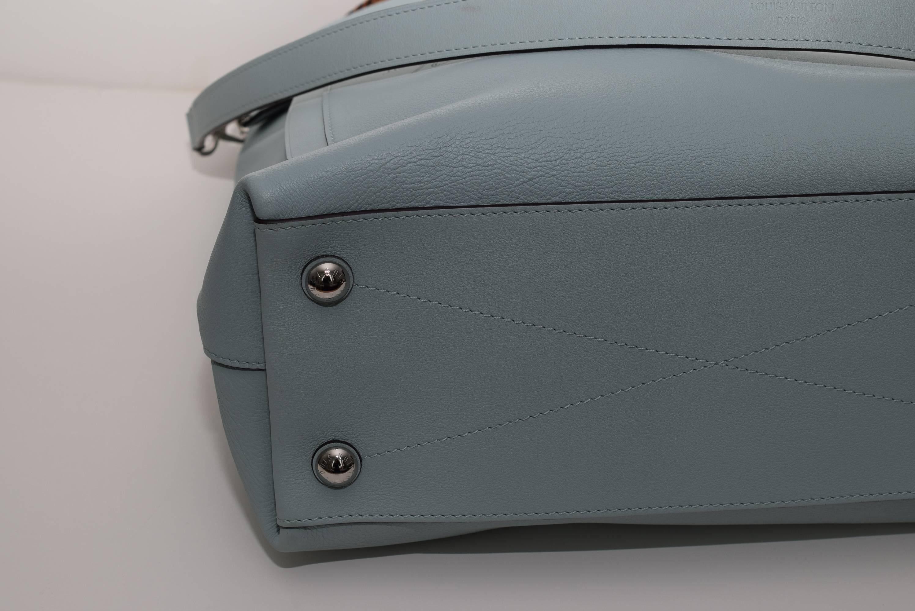 Louis Vuitton Veau Soie Parnassea Bagatelle Hobo Azur aus Kalbsleder im Zustand „Neu“ in New York, NY
