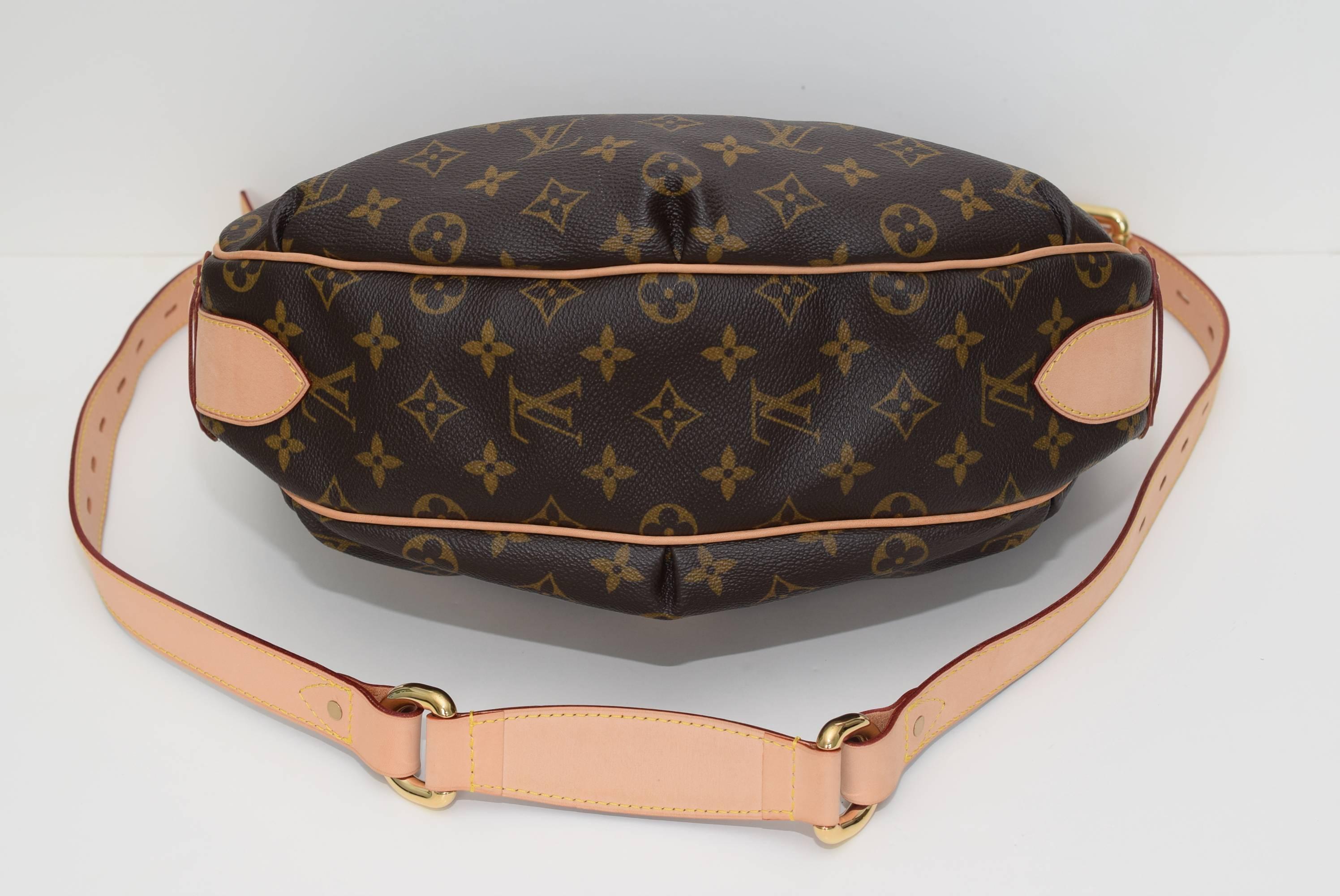 Women's or Men's LOUIS VUITTON Tulum Gm In Like New Condition. Date Code: Ca0026 Made In Spain Mo