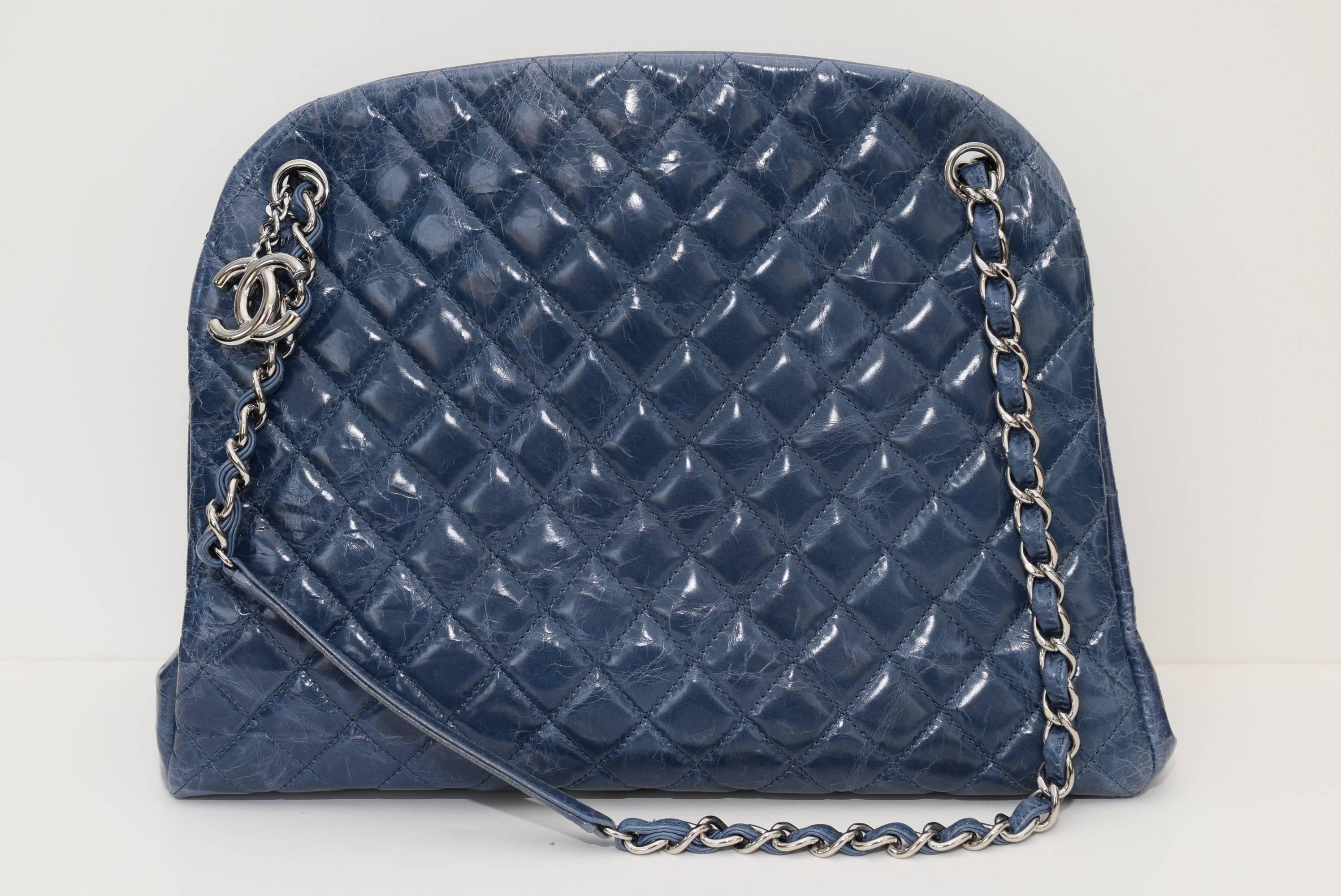 This is an authentic CHANEL Caviar Quilted Large Just Mademoiselle Bowling Bag i 5