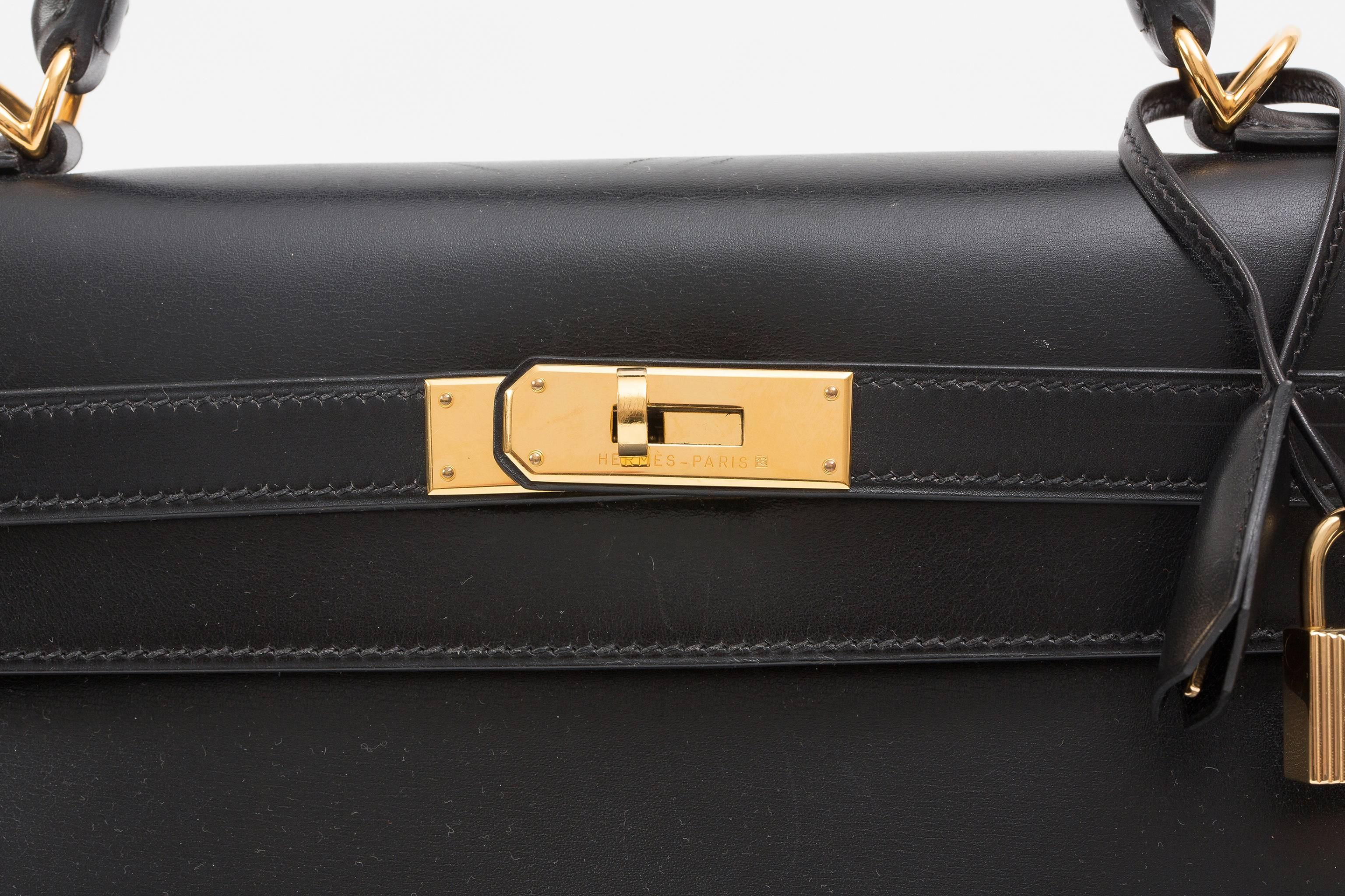 Hermes Kelly Black Box Calf Bag in 32cm. In Excellent Condition In New York, NY