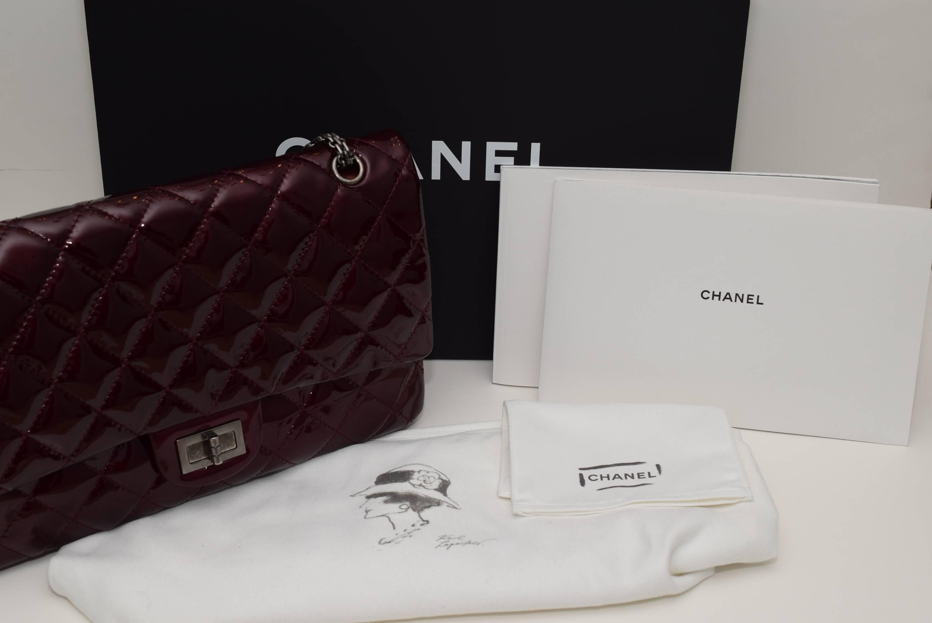 Like New Chanel Light Burgundy patent 2.55 Reissue double Flap 227 Shoulder Bag In Excellent Condition In New York, NY