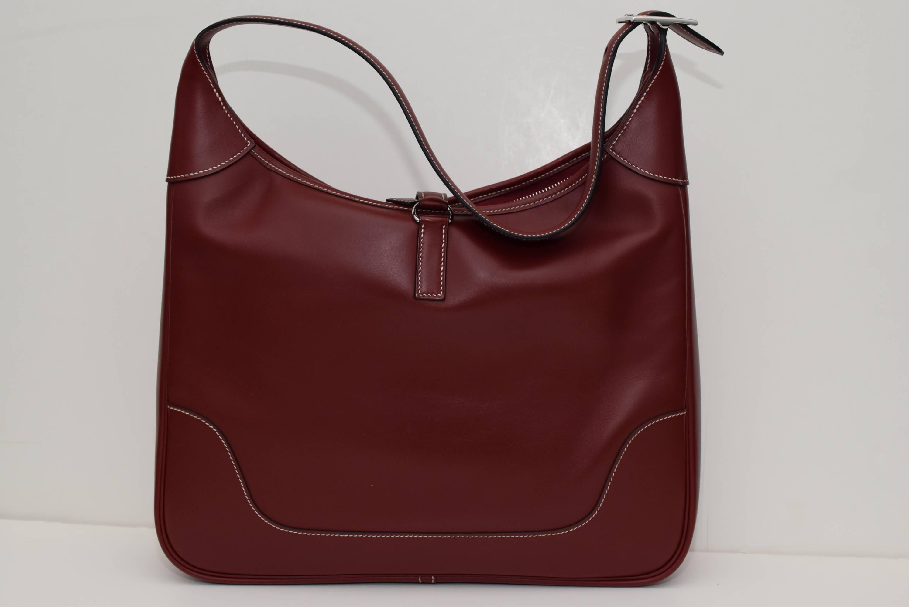 Made in France, this beautiful Hermes Le Trim 12 X 10 X 3 Burgundy will take you anywhere.  Pebble leather trim shoulder bag with 11