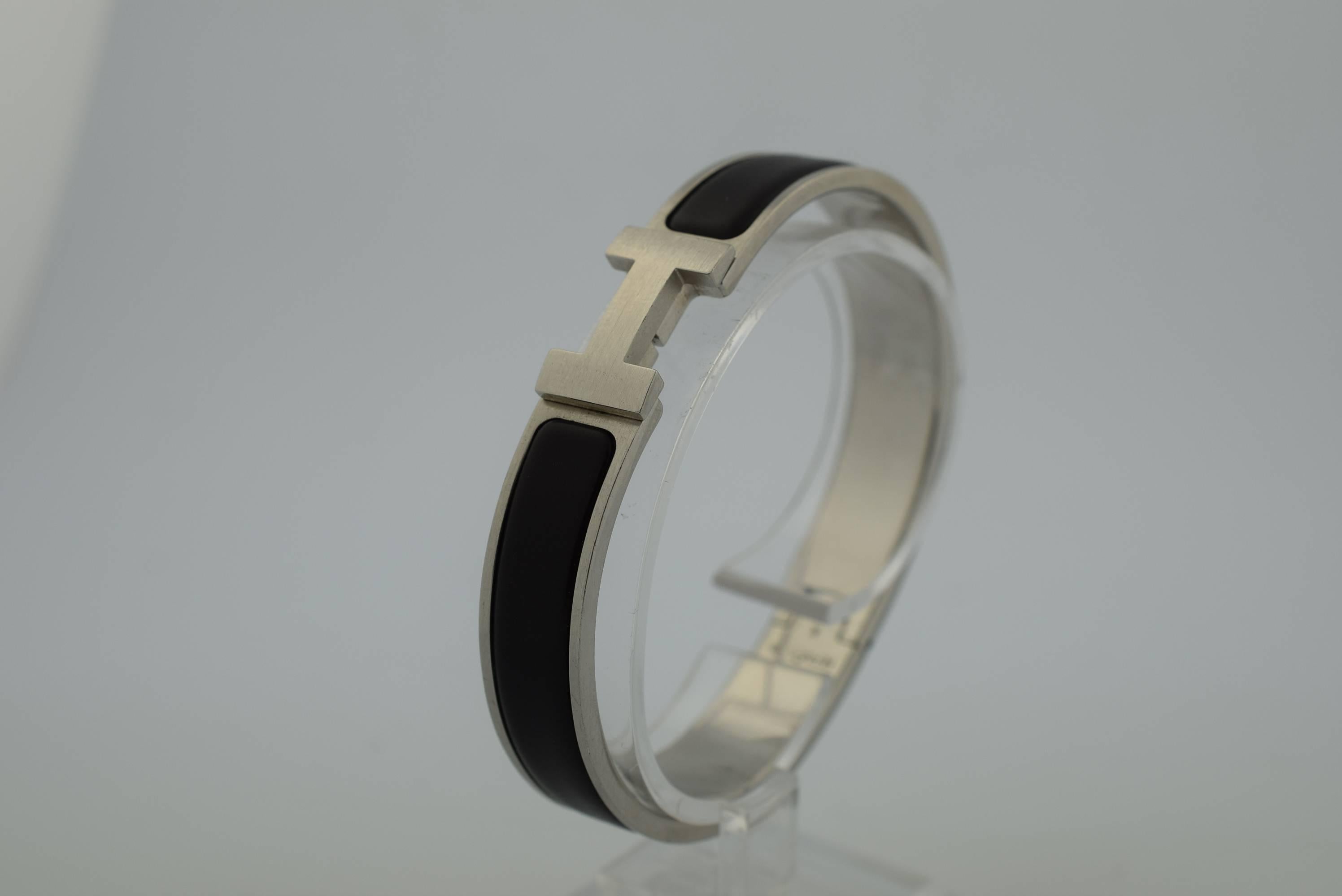 Hermes Black Clic HH Mens Bracelet with brushed palladium hardware.
This is an 8