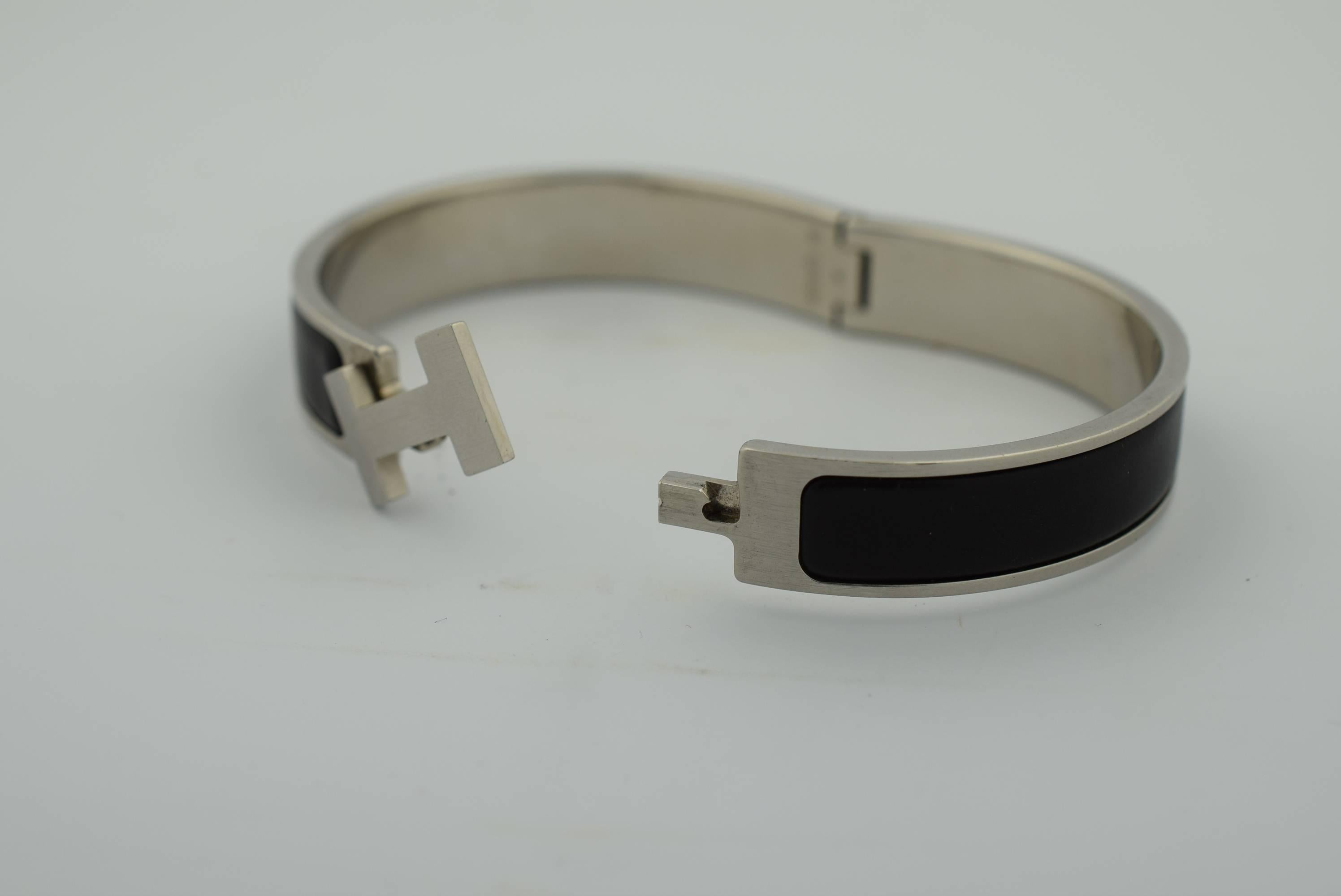 Hermes Black Clic HH Mens Bracelet with brushed palladium hardware. In Excellent Condition In New York, NY