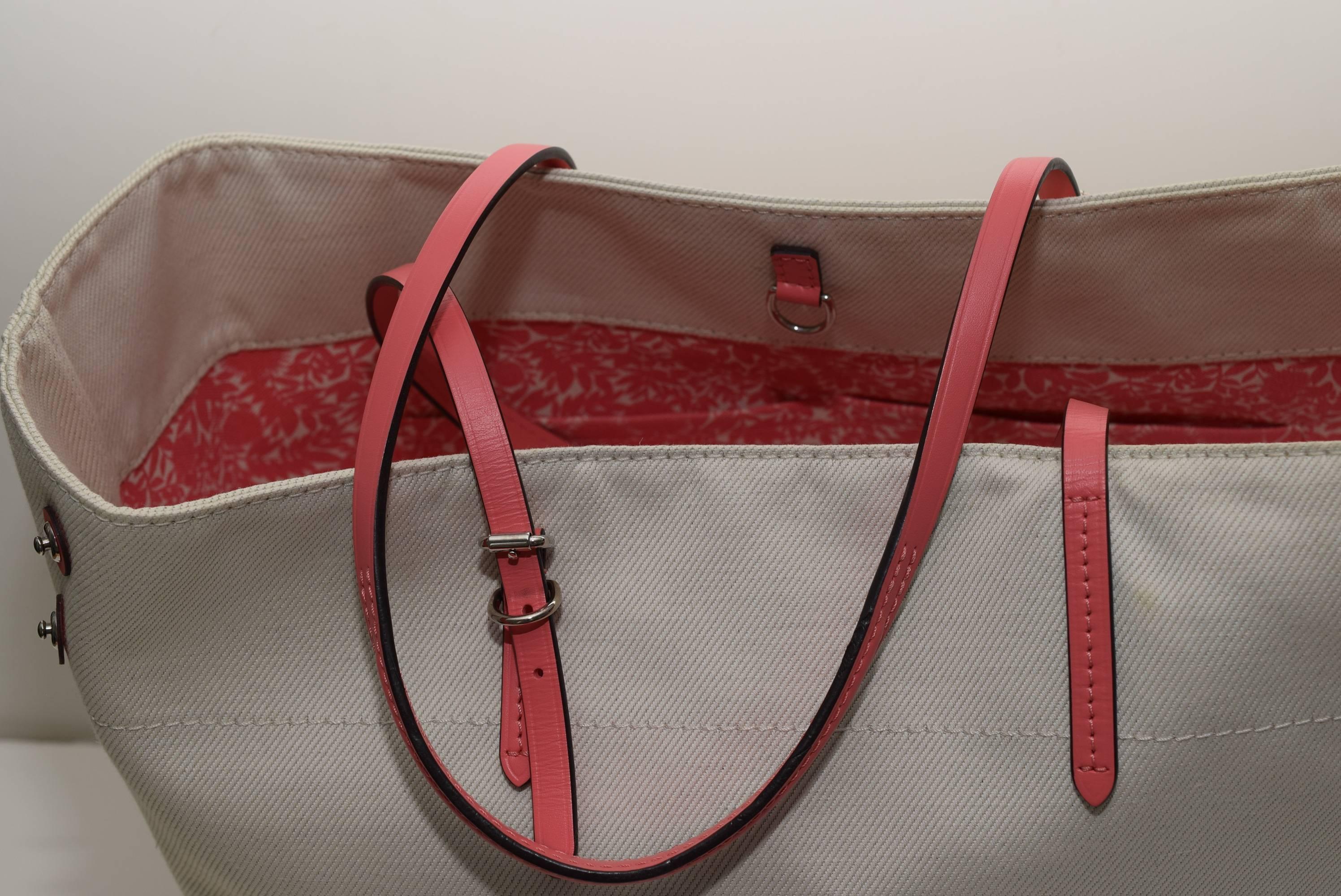 LOUIS VUITTON Coral Cotton Canvas Articles De Voyage Cabas Mm White /Pink Tote B In Excellent Condition For Sale In New York, NY