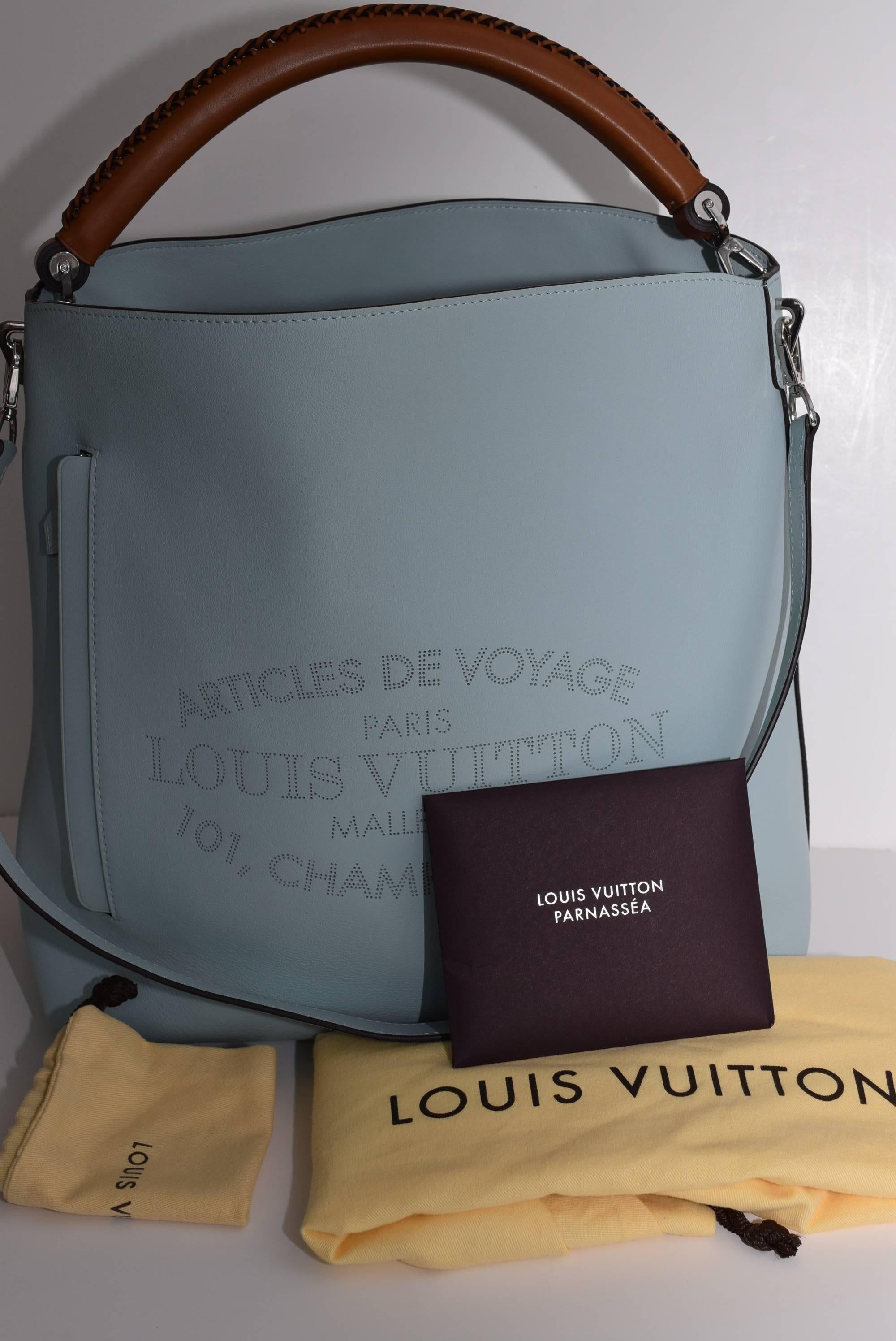 Atemberaubend, atemberaubend, atemberaubend.... stellt die Louis Vuitton Noisette Parnassea Bagatelle Bag vor. Ich habe noch nie eine so schöne Tasche gesehen! 
Die geräumige Bagatelle ist mit dem historischen Louis Vuitton Schriftzug 
