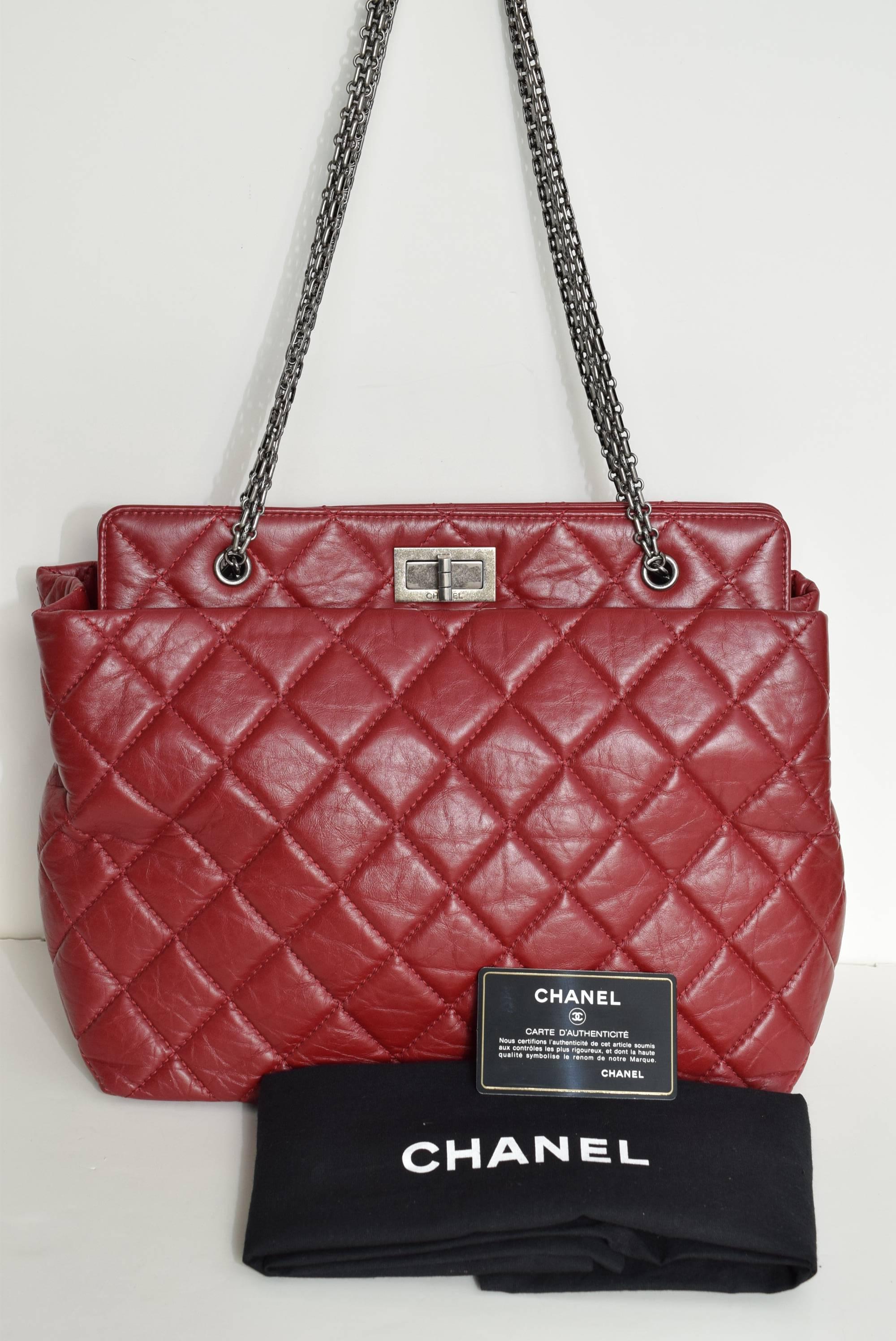 Red Aged Quilted Calfskin Leather
Antiqued silver hardware 
2.55 signature  closure
 Both Side Compartments with magnetic closure
Zippered middle compartment
Interior zipped pocket and two slip pockets
Fine textile lining

10.5