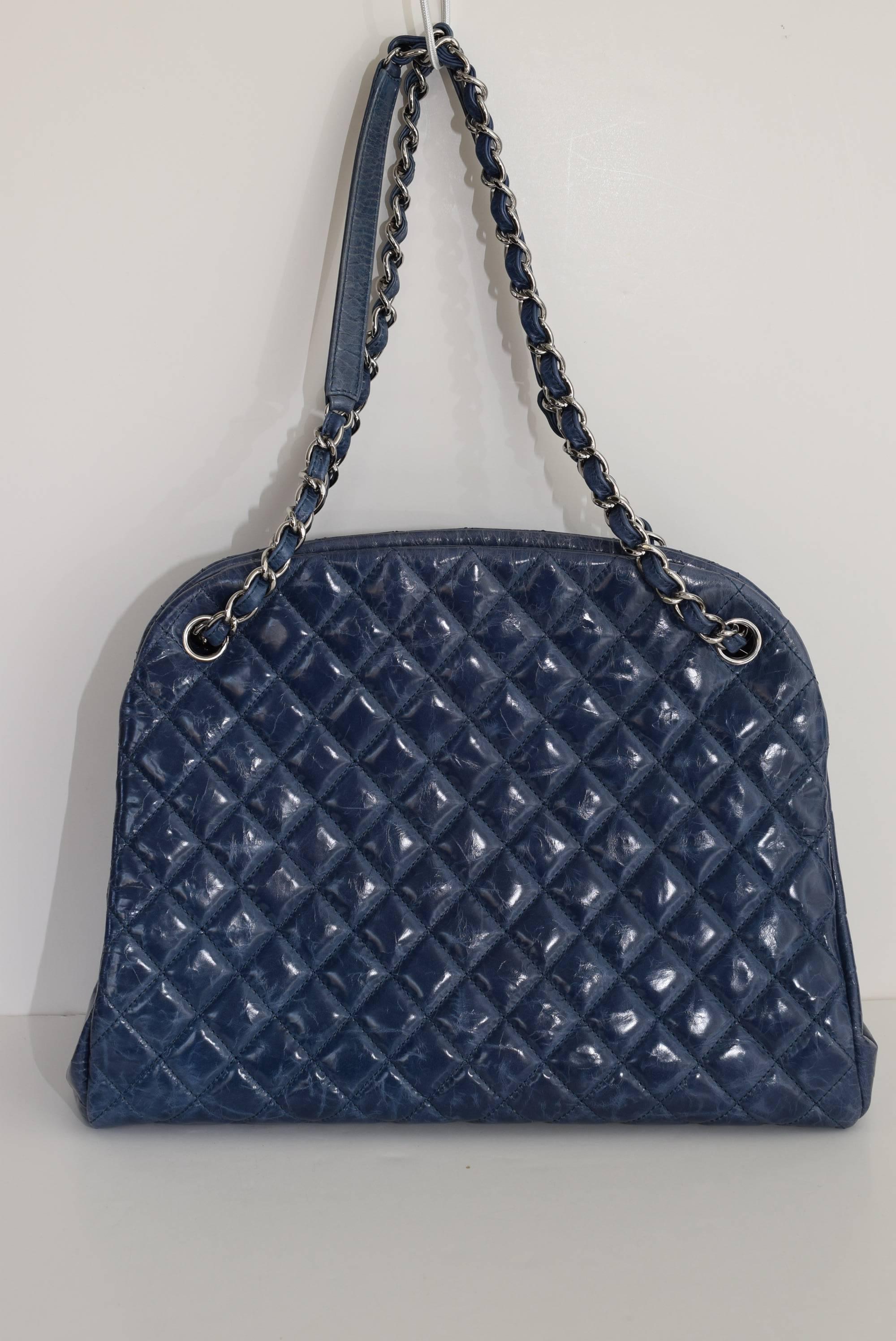 This is an authentic CHANEL Caviar Quilted Large Just Mademoiselle Bowling Bag i 4