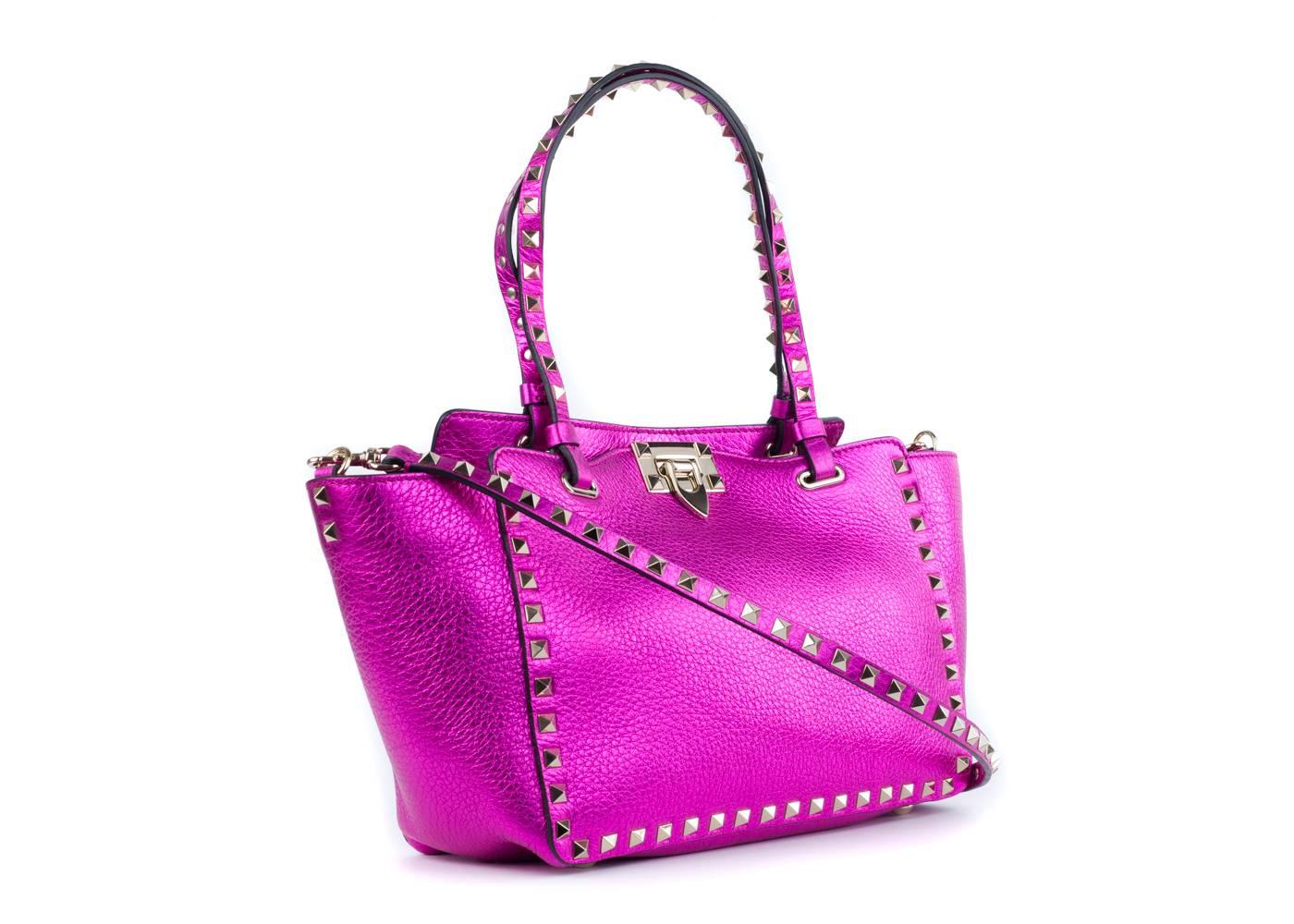 Brand New Valentino Tote Bag
Original Box & Dust Bag Included
Retails in Stores & Online for $2295
Considered as a size Small

The iconic rockstud trapeze tote from valentino takes on a dark pink hue for the new collection, adding glamorous verve to