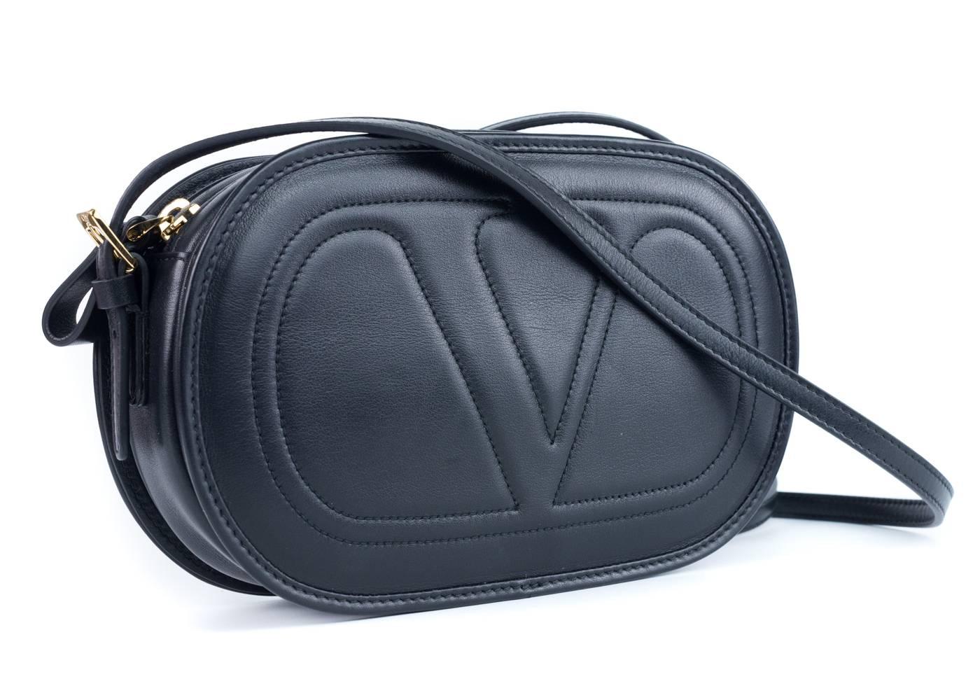 Brand New Valentino Crossbody Bag
Original Tags & Dust Bag Included
Retails in Stores & Online for $1975
Dimensions: 8.2