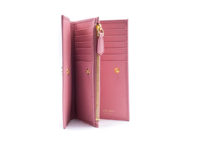 Prada Women&#39;s Soft Pink Leather Grained Texture Wallet For Sale at 1stdibs