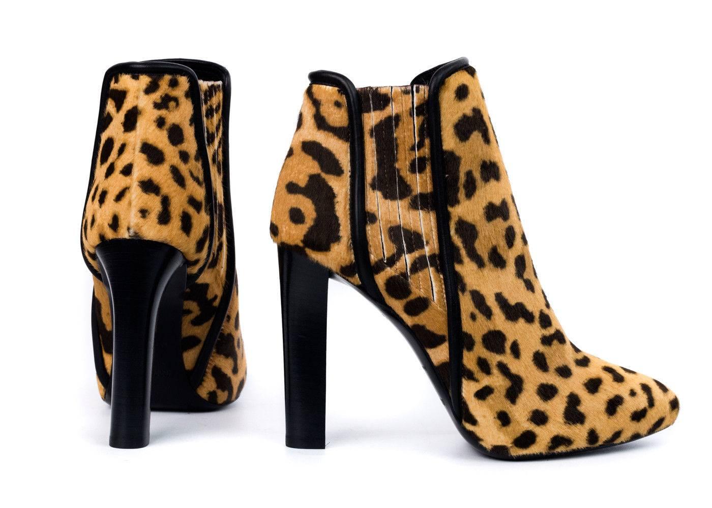 Roberto Cavalli Womens Leopard Print Leather Booties  In New Condition For Sale In Brooklyn, NY