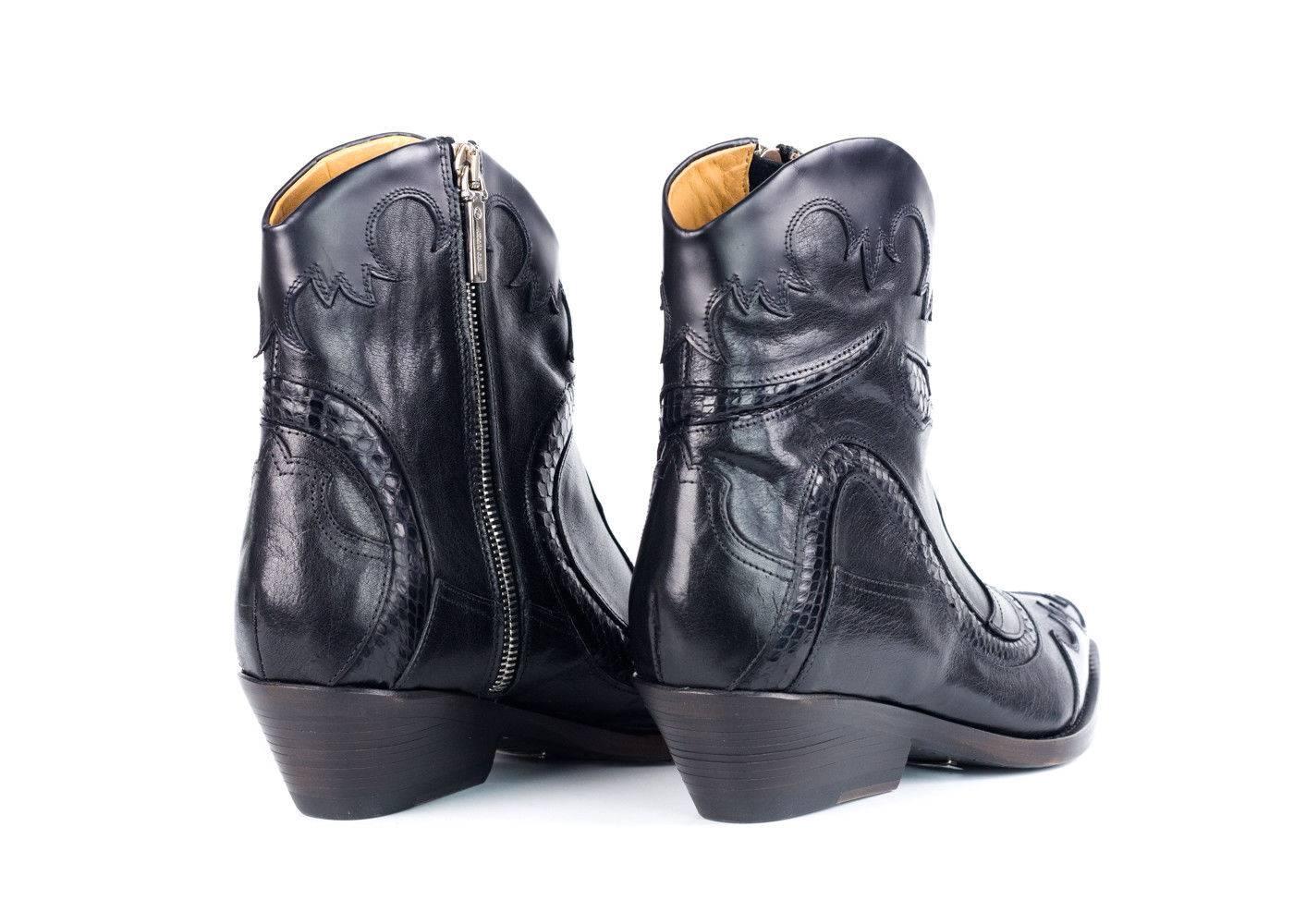Roberto Cavalli Women's Black Leather Western Ankle Boots In New Condition For Sale In Brooklyn, NY