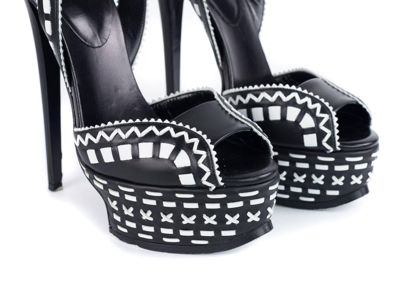 Roberto Cavalli Black & White Patterned Platform Pumps In New Condition For Sale In Brooklyn, NY