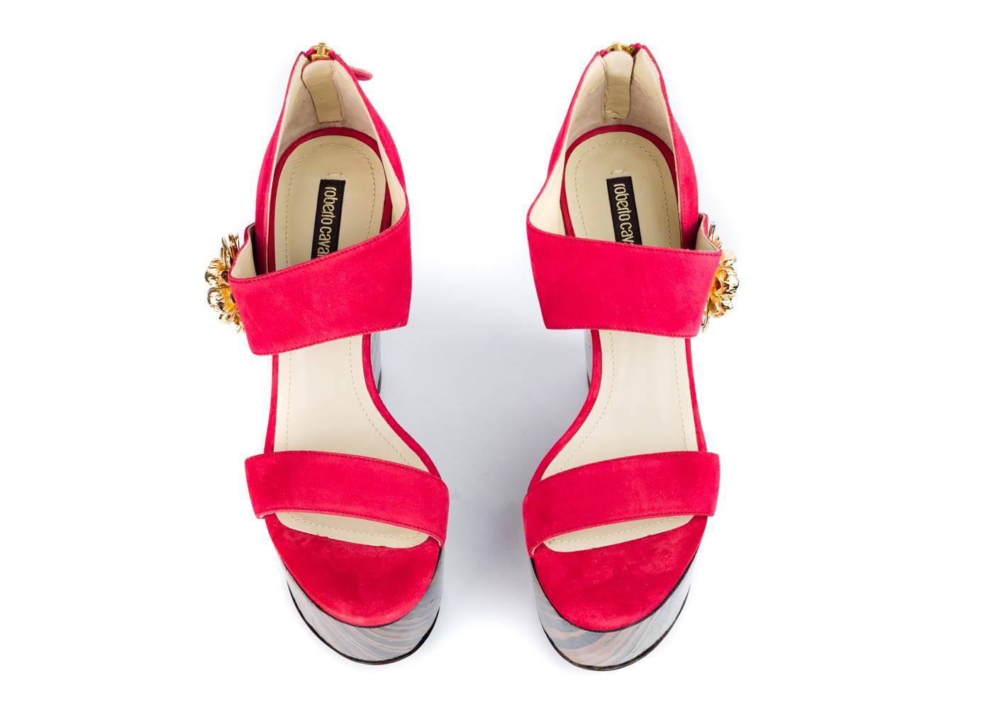 Brand New Roberto Cavalli Wedges
Original Box and Dust Bag Included
Retails in Stores and Online for $1295
Size IT 37 / US 7 Fits True to Size

These unique sandal wedges with a gorgeous bold red color suede will make a statement no matter where you