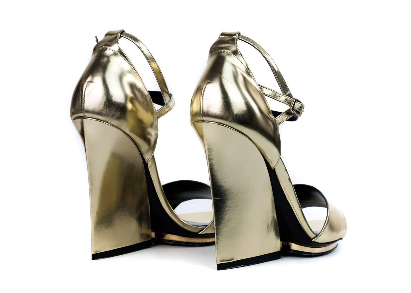 Roberto Cavalli Womens Gold Ankle Strap Sandals In New Condition For Sale In Brooklyn, NY