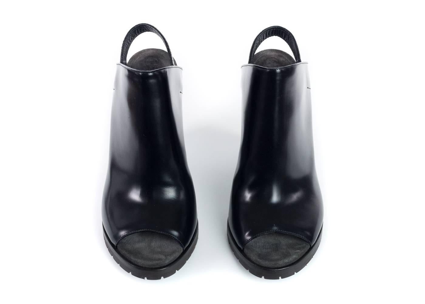 Brand New in Original Box with Dust Bag
Estimated Retail in Stores and Online $1800
Size 40 / 10 Fits True To Size

These beautiful Brunello Cucinelli shoes feature monili strap, open toe silhouette and a wedge heel. Crafted from soft  leather,