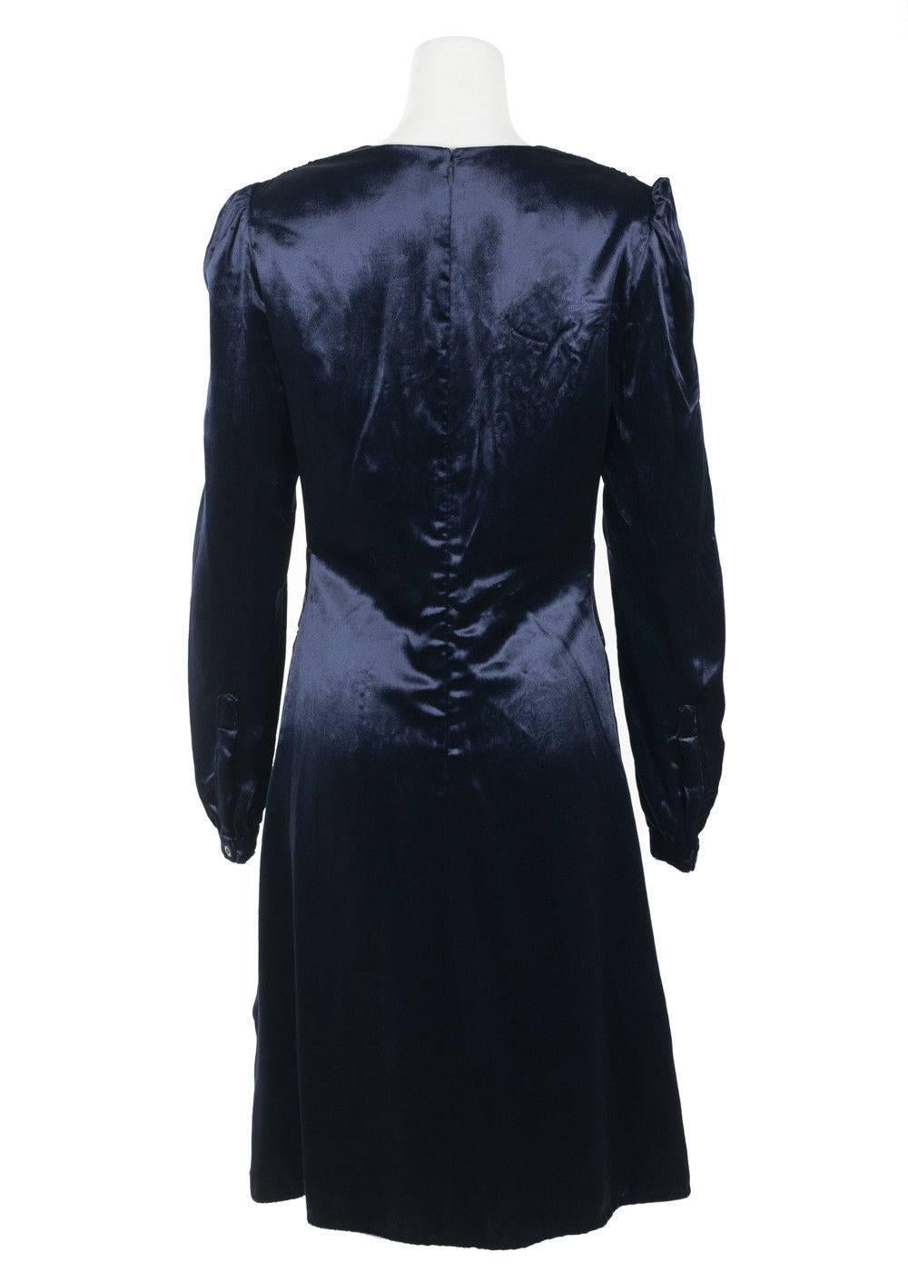 Brand New Prada Womens Long Sleeve Velvet Dress
Original Tag
Retails in Stores & Online for $2060
Women's Size EUR 44/ US 6 Fits True to Size

Dress yourself for the occasion in your Delicate Velvet Prada Dress. This smooth navy blue creation