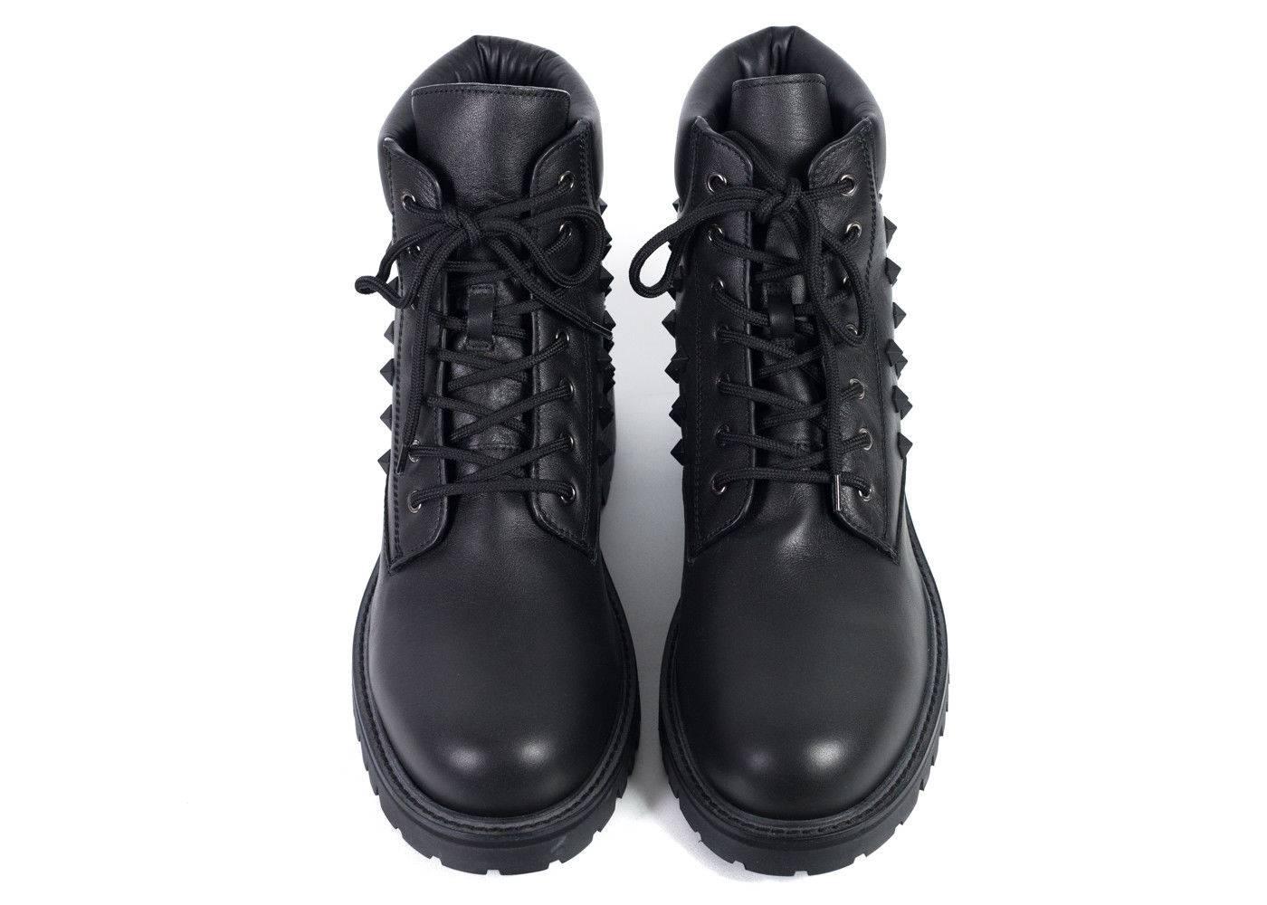 Brand New Valentino Men's Combat Boots
Original Box & Dust Bag Included
Retails in Stores & Online for $1345
Size IT42 / US9 Fits True to Size

Valentino's rendition of a classic black combat boot with their house's signature rocketed pyramids on