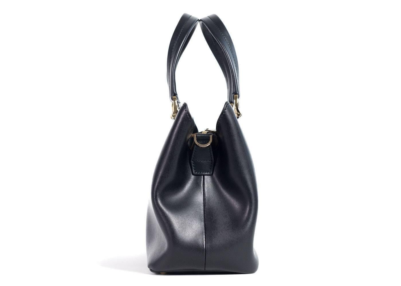 Sac fourre-tout Longchamp tout neuf
Étiquettes originales 
Disponible en magasin et en ligne pour 550 $.
Dimensions : 10.25 