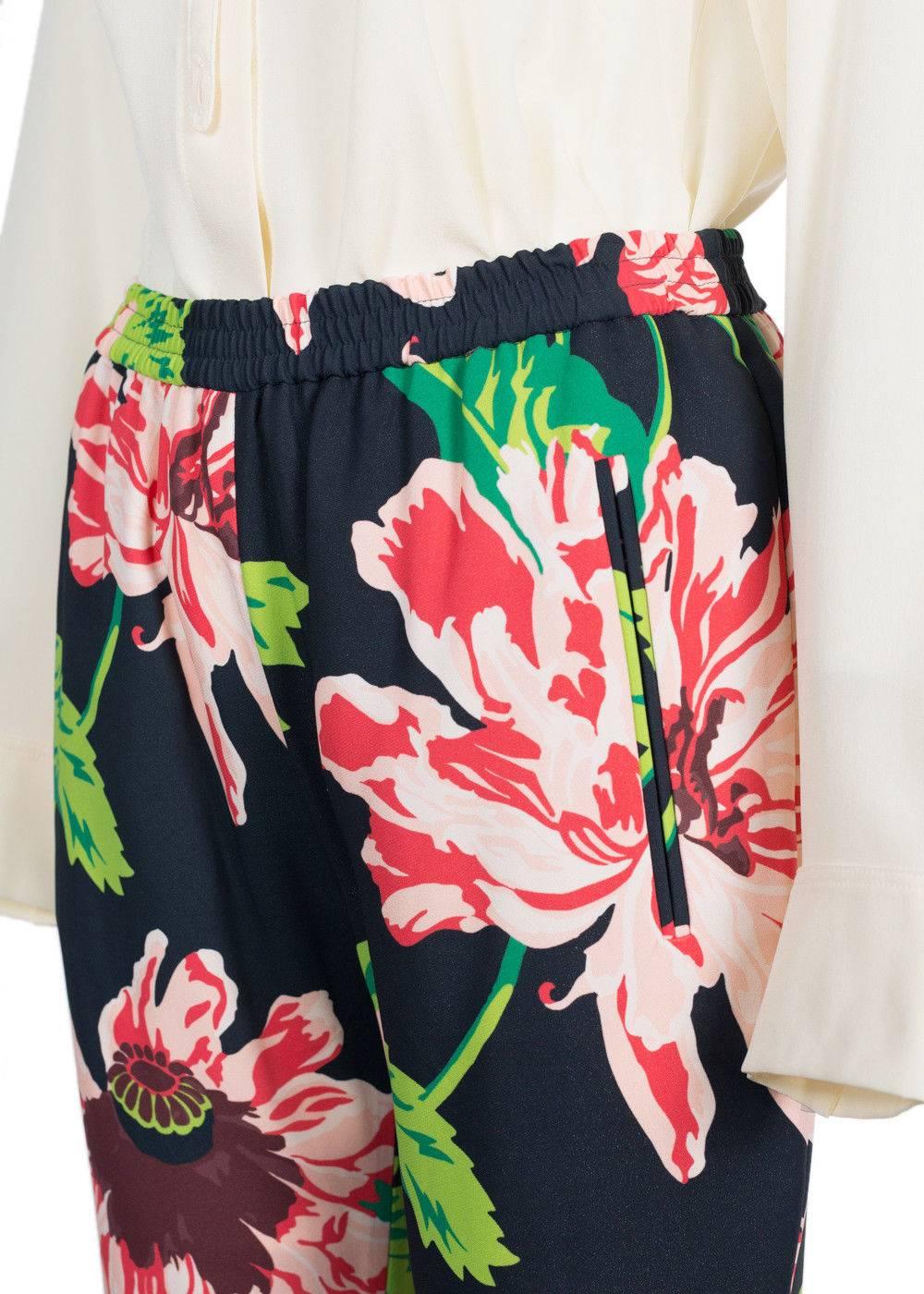 Brand New Stella McCartney Floral Print Trousers
Original Tag & Velvet Hanger Included
Retails in Stores & Online for $765
Size EUR 40 / US 6 Fits True to Size

Start your day off in your Stella McCartney Floral Print Trousers. These easy flowing