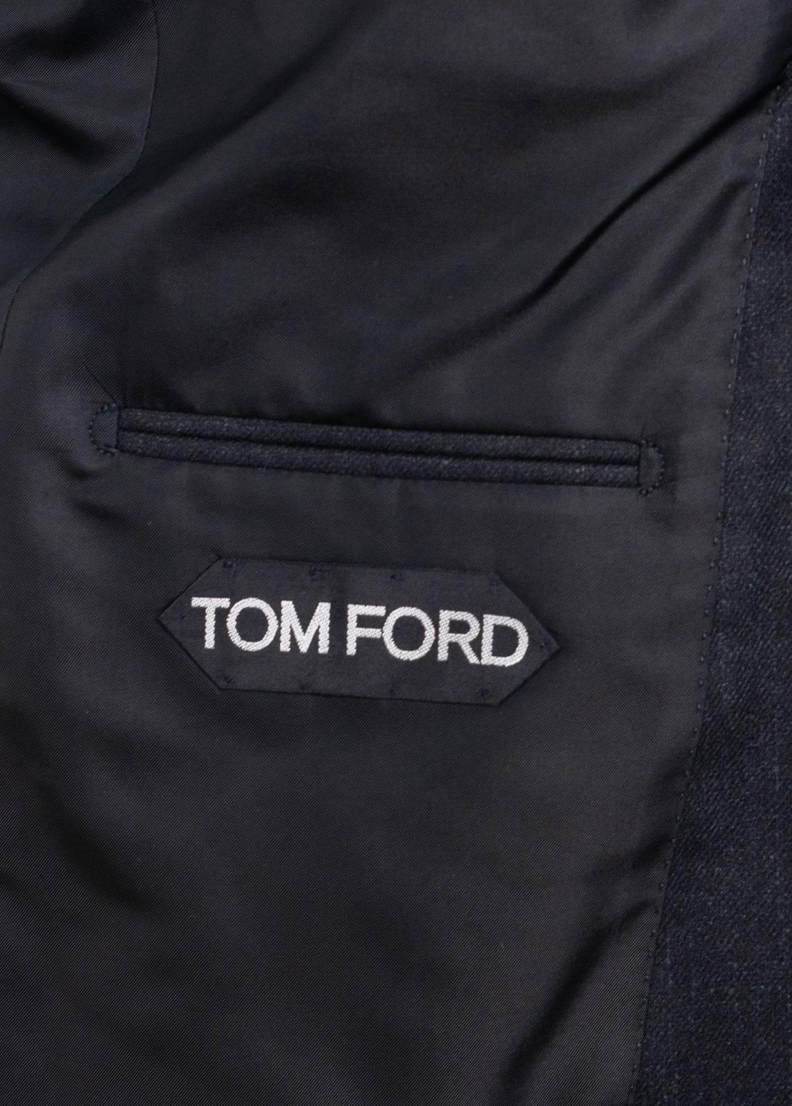 TOM FORD's Shelton base resembles the classic Windsor, an elegant and well-balanced classic fit with inspiration drawn from the end of the 1940s to the beginning of the 1950sShelton Peak Lapels Sports Jacket. The Unique style and sports jacket can