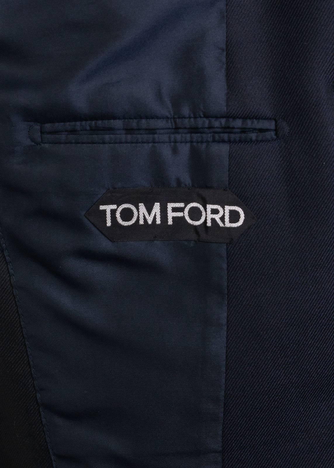 Step into the season in your durable Lightweight Peak Tom Ford Sports Jacket. This high quality Wool Jacket piece features classic Shelton Cut, 100% Wool, Solid Pattern,  2 Button and Patch Pockets. Pair this streamlined modern classic Jacket with