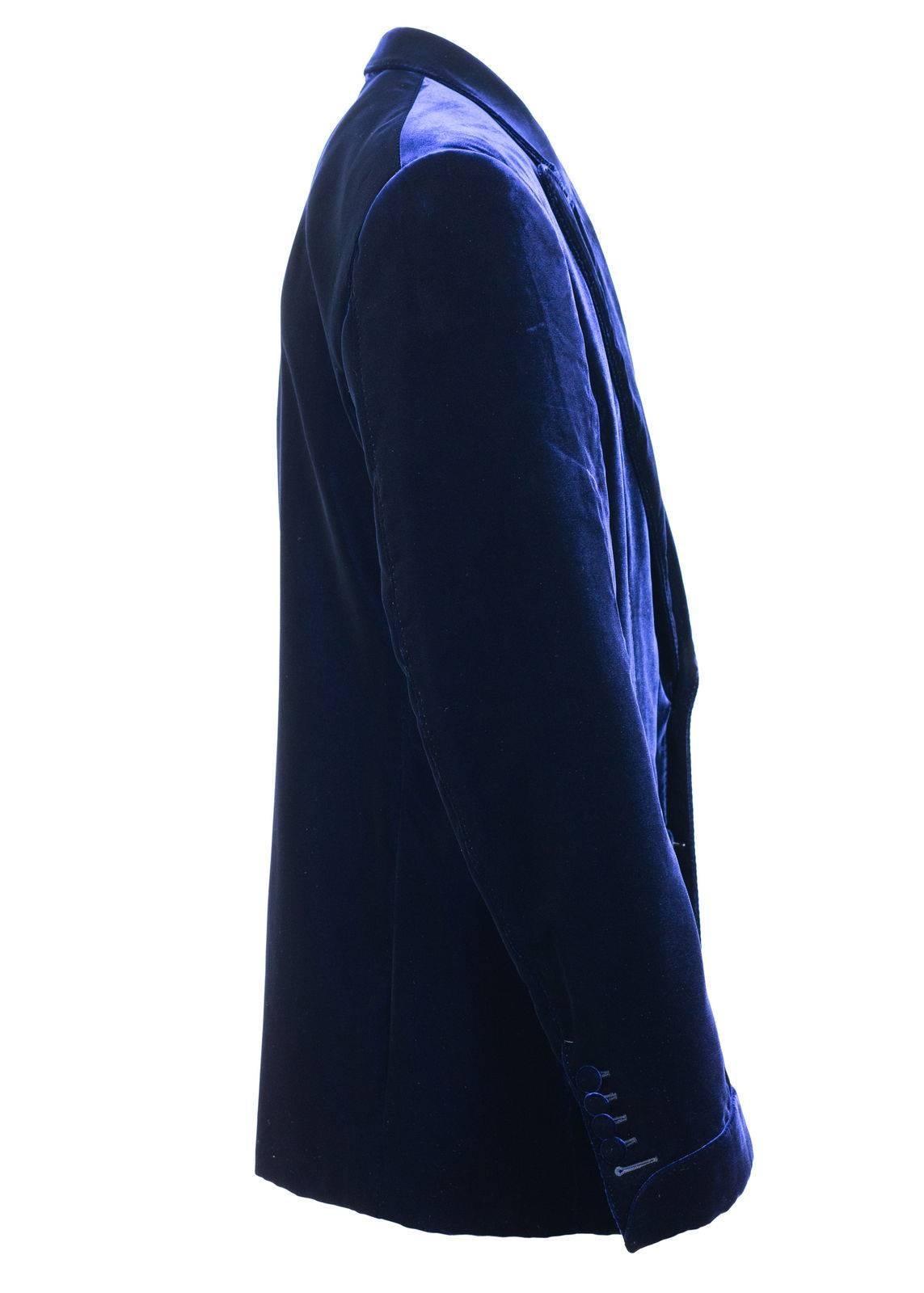 Invite all pleasurable eyes in with your Tom Ford Velvet Jacket. This strikingly smooth Shelton features a peak lapel, silk blended interior, and velvet buttoned jacket sleeves. You can pair this suave unit with and all blue ensemble for maximum
