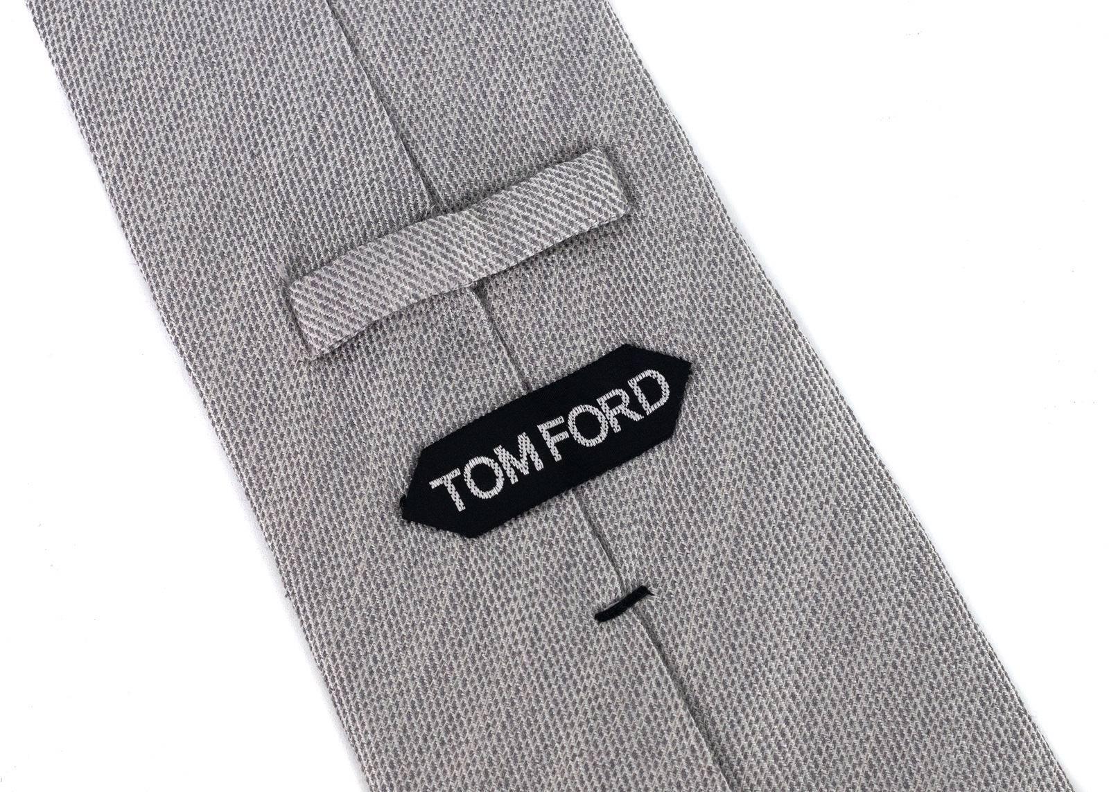 alian luxury brand, Tom Ford, has crafted these gorgeous Woven and Silk Blend Tie for important special occasions and professional events. The tie is great to pair with your favorite solid color button down and blazers with your chosen pair or