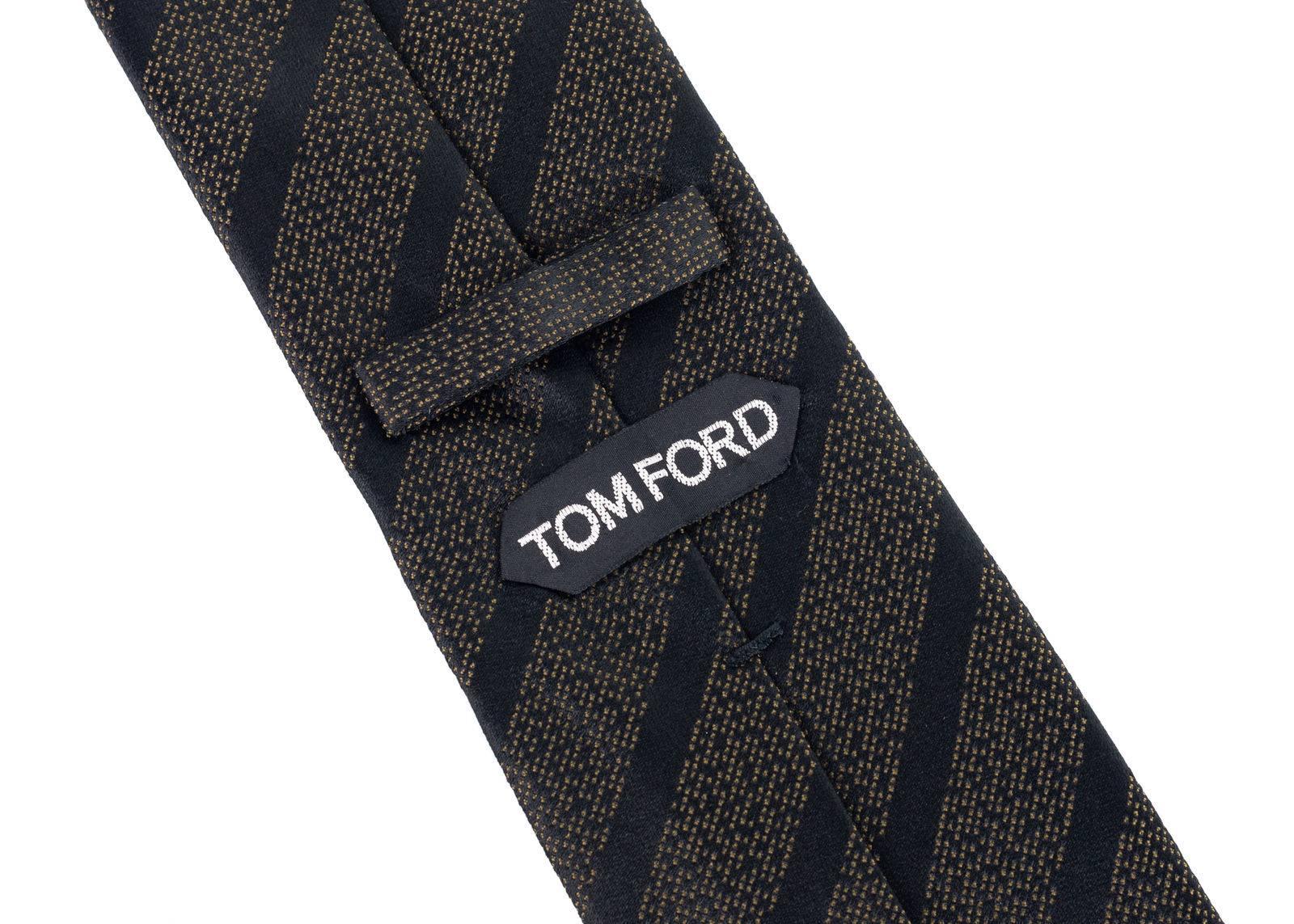 Italian luxury brand, Tom Ford, has crafted these gorgeous Woven and Silk Blend Tie for important special occasions and professional events. The tie is great to pair with your favorite solid color button down and blazers with your chosen pair or