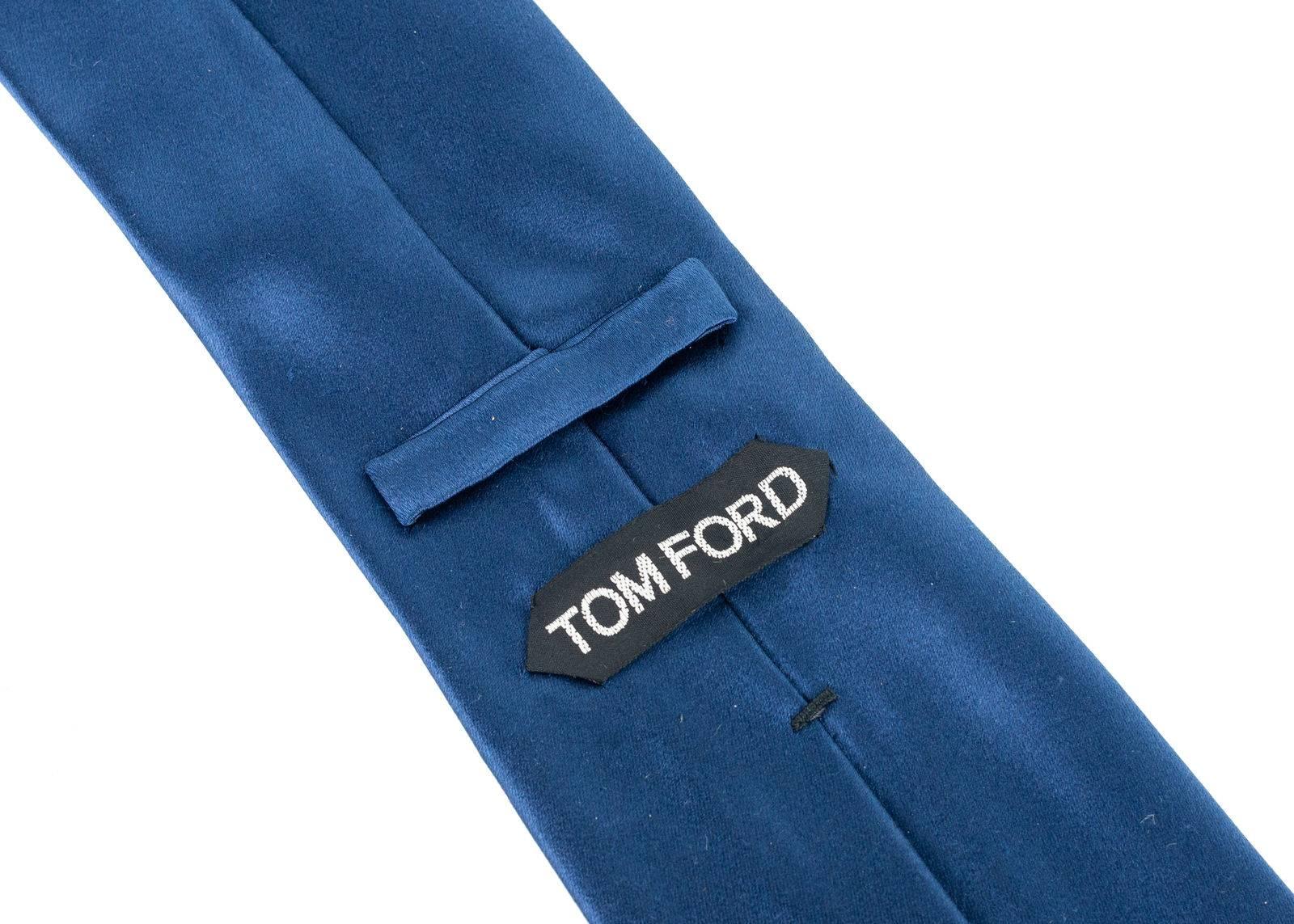 Italian luxury brand, Tom Ford, has crafted these gorgeous Knit and Silk Tie for important special occasions and professional events. The tie is great to pair with your favorite solid color button down and blazers with your chosen pair or classic