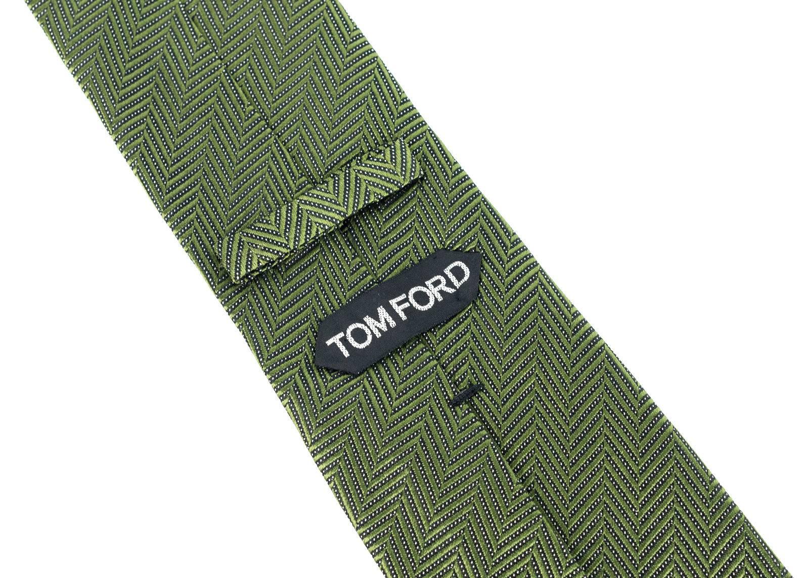 Italian luxury brand, Tom Ford, has crafted these gorgeous Geometric Pattern Silk Tie for important special occasions and professional events. The tie is great to pair with your favorite solid color button down and blazers with your chosen pair or