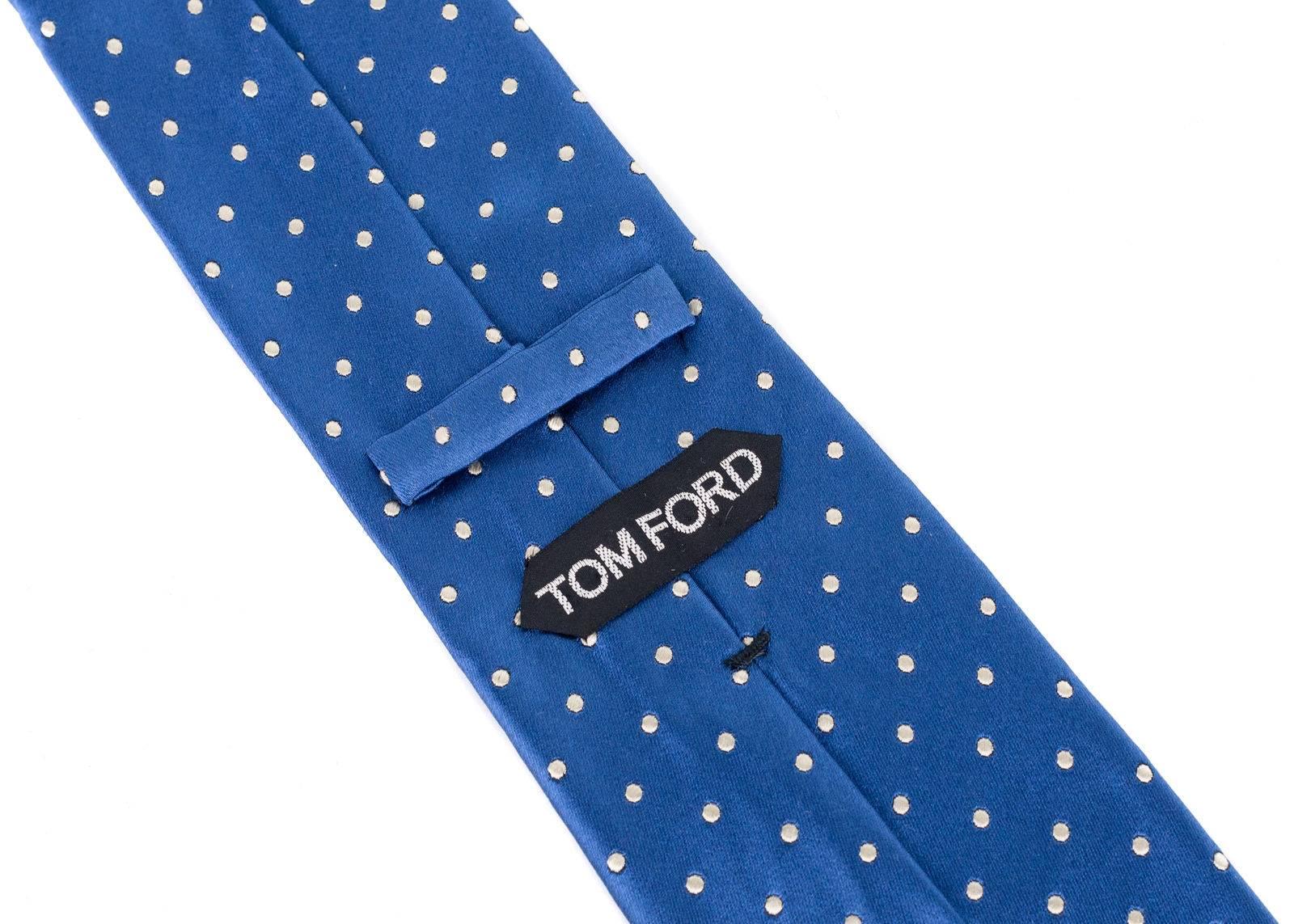 iTalian luxury brand, Tom Ford, has crafted these gorgeous Silk Tie for important special occasions and professional events. The tie is great to pair with your favorite solid color button down and blazers with your chosen pair or classic trousers.