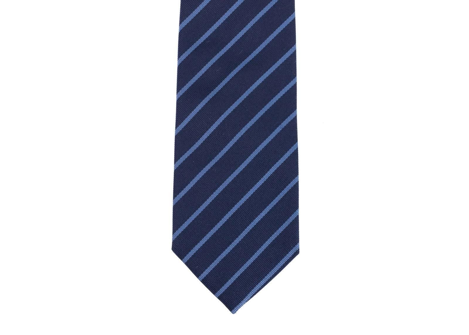 Italian luxury brand, Tom Ford, has crafted these gorgeous Silk Tie for important special occasions and professional events. The tie is great to pair with your favorite solid color button down and blazers with your chosen pair or classic trousers.