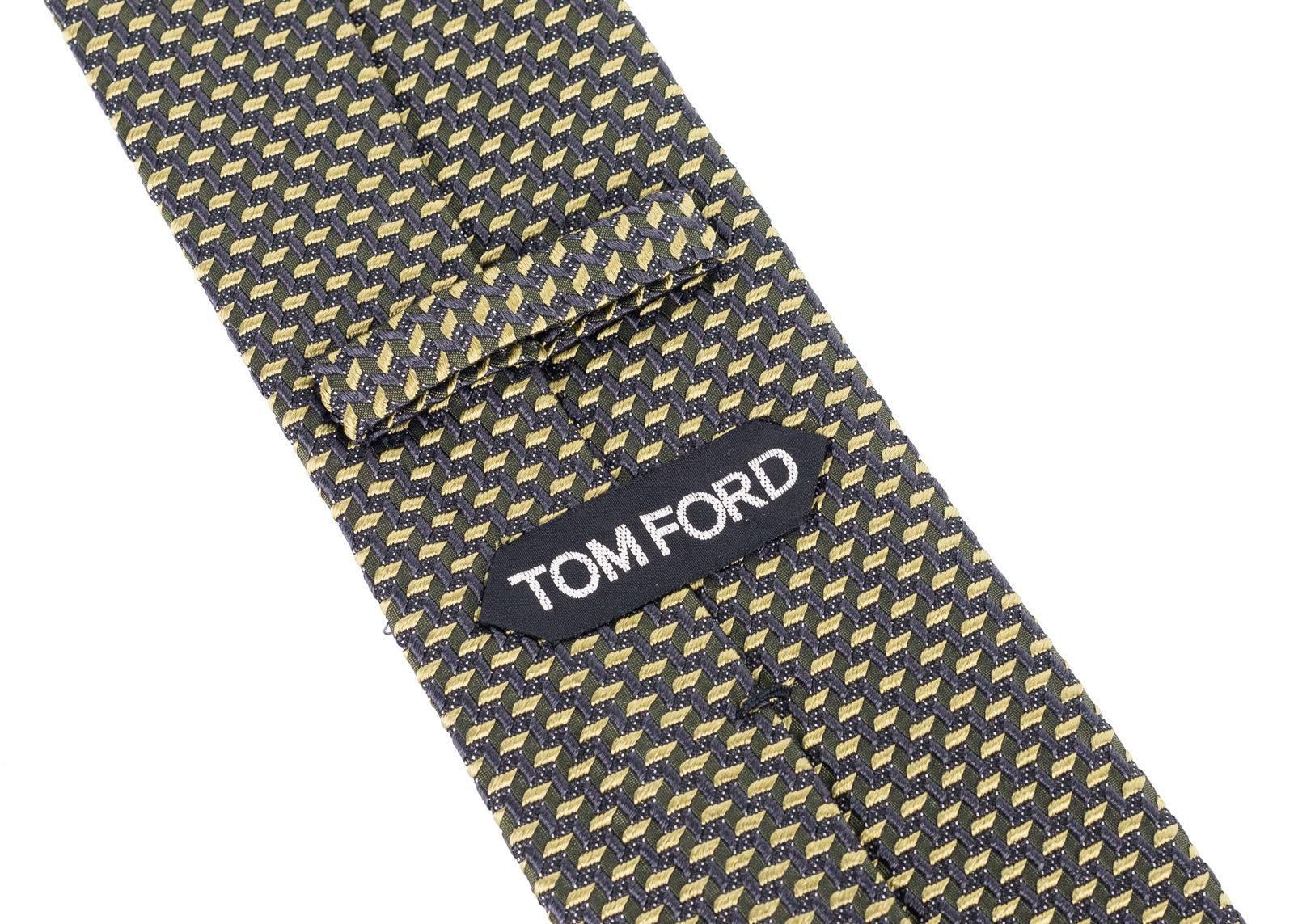 Italian luxury brand, Tom Ford, has crafted these gorgeous Silk Blend Tie for important special occasions and professional events. The tie is great to pair with your favorite solid color button down and blazers with your chosen pair or classic