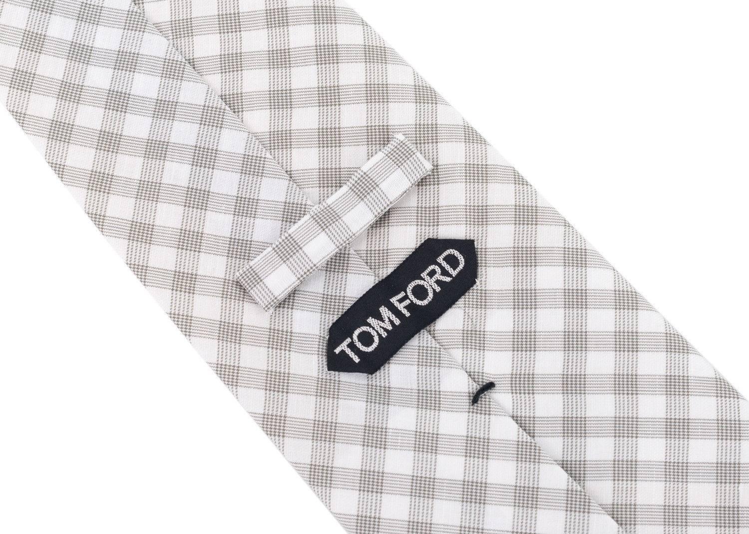 Italian luxury brand, Tom Ford, has crafted these gorgeous Cotton Blend Tie for important special occasions and professional events. The tie is great to pair with your favorite solid color button down and blazers with your chosen pair or classic