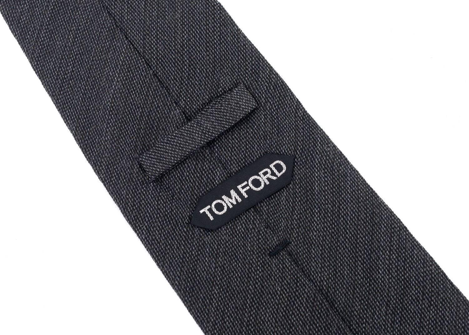 Italian luxury brand, Tom Ford, has crafted these gorgeous Woven and Silk Tie for important special occasions and professional events. The tie is great to pair with your favorite solid color button down and blazers with your chosen pair or classic