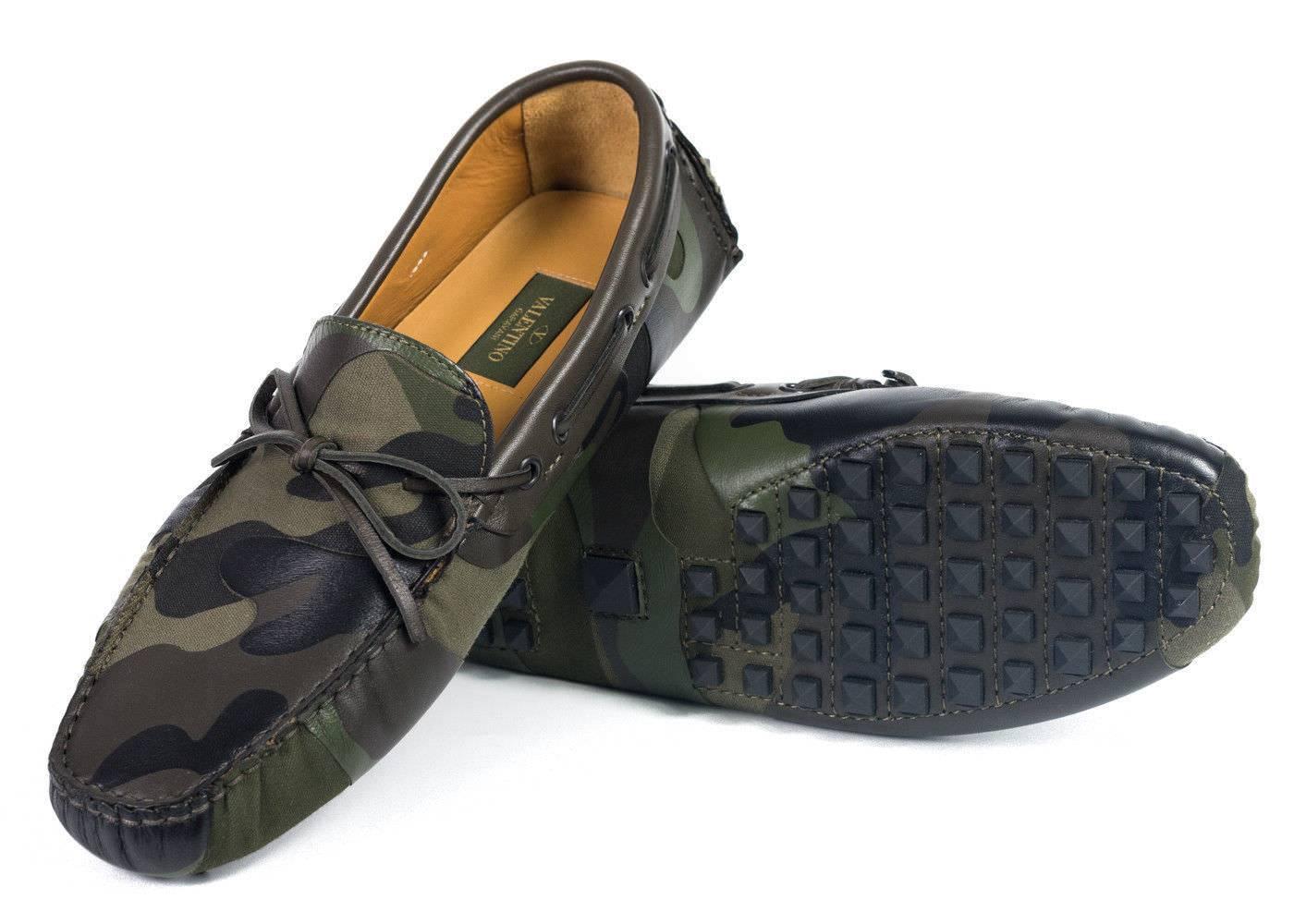 Valentino Mens Green Camouflage Print Canvas Leather Drivers In New Condition For Sale In Brooklyn, NY