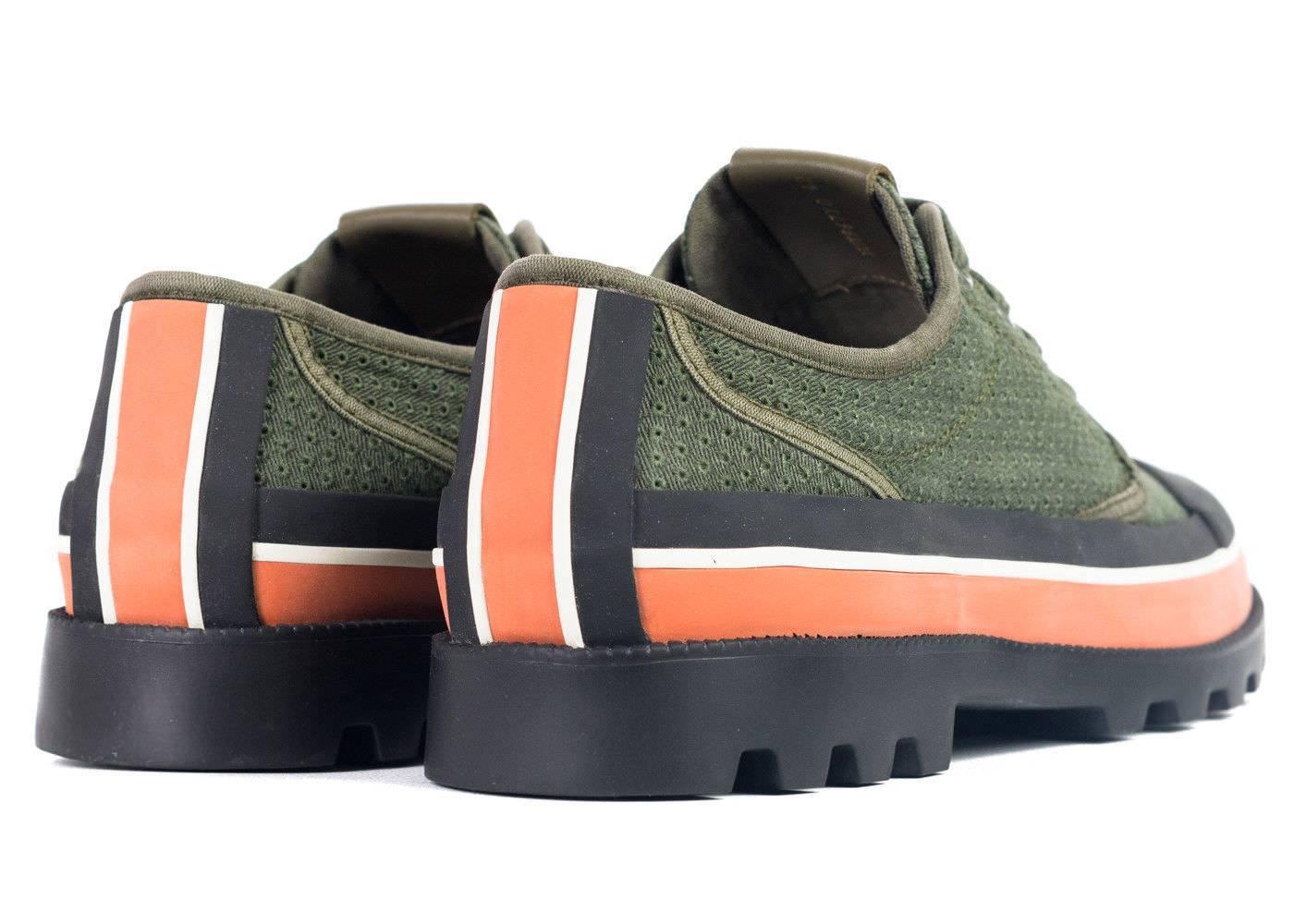 Valentino Mens Green Perforated Canvas ID Low Top Sneakers In New Condition For Sale In Brooklyn, NY