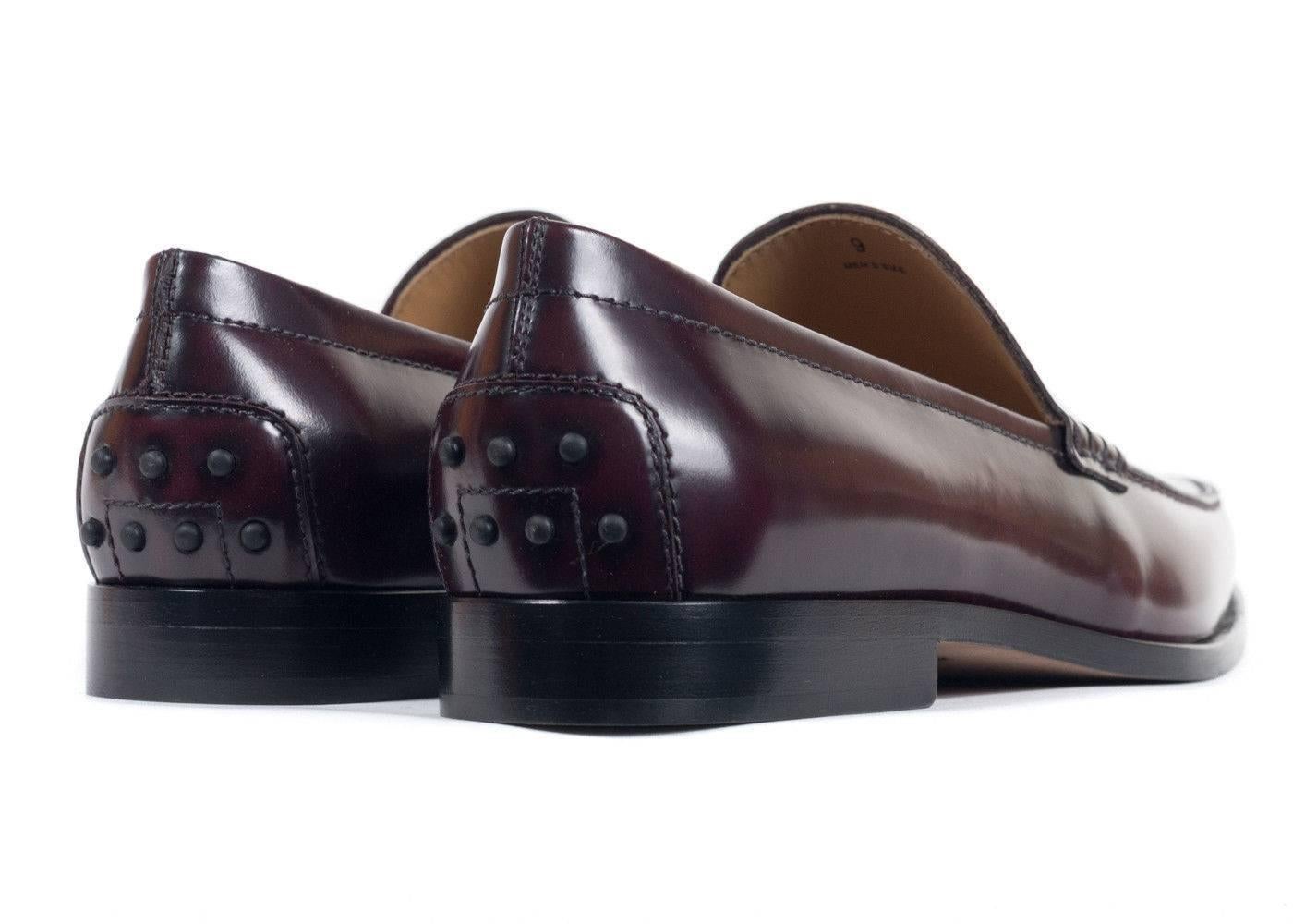 Tods classic penny loafers crafted in burgundy calfskin leather for an ultra smooth look to these shoes. These loafers are the perfect pair to wear to work or as an everyday shoe. Pair it with your favorite black trousers and or dark washed jeans