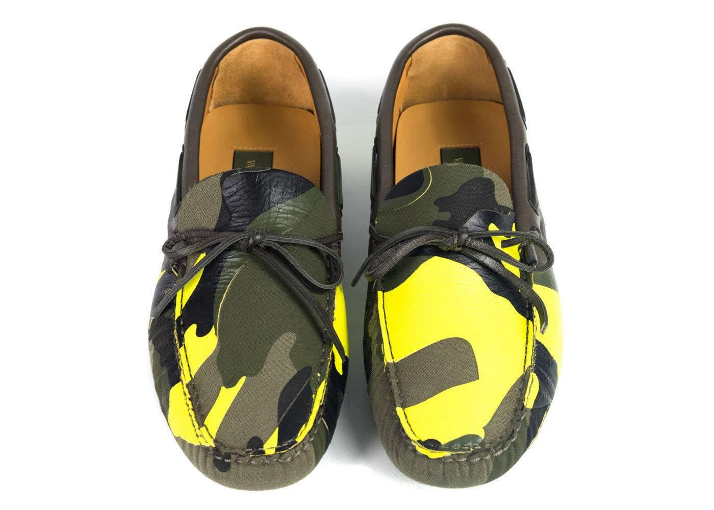 Valentino Men Green Camouflage Print Canvas Leather Drivers In New Condition For Sale In Brooklyn, NY