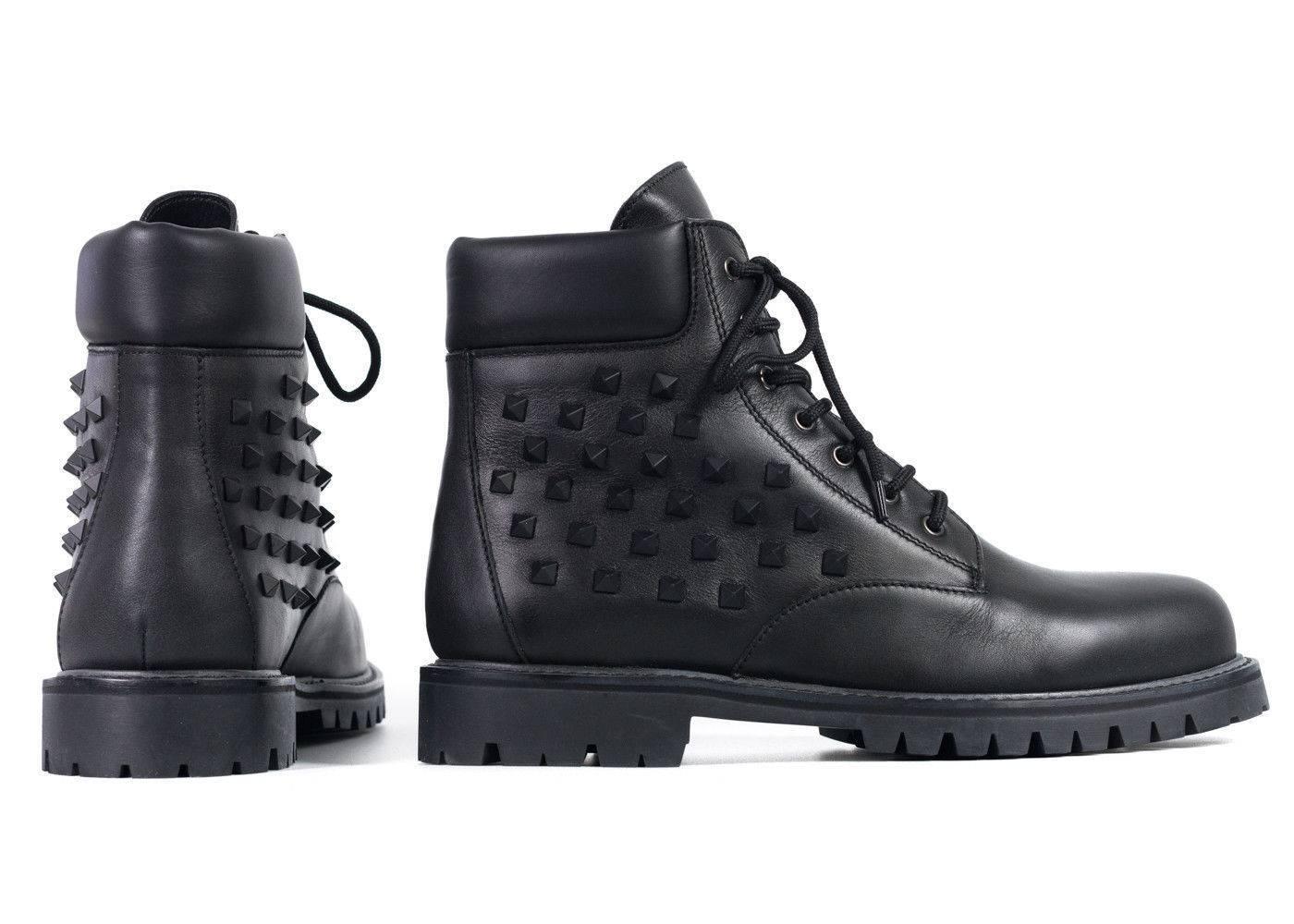 Valentino Mens Black Rockstud Lace Up Combat Boot  In New Condition For Sale In Brooklyn, NY