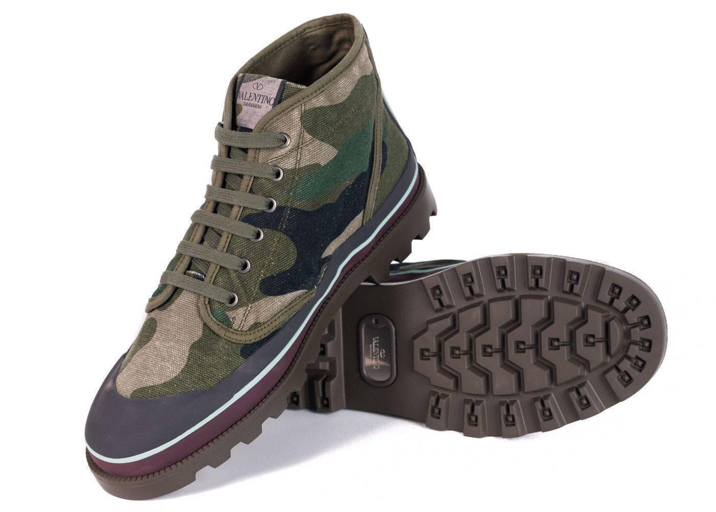 Valentino Men Green Grey Camouflage Canvas Desert Boots In New Condition For Sale In Brooklyn, NY